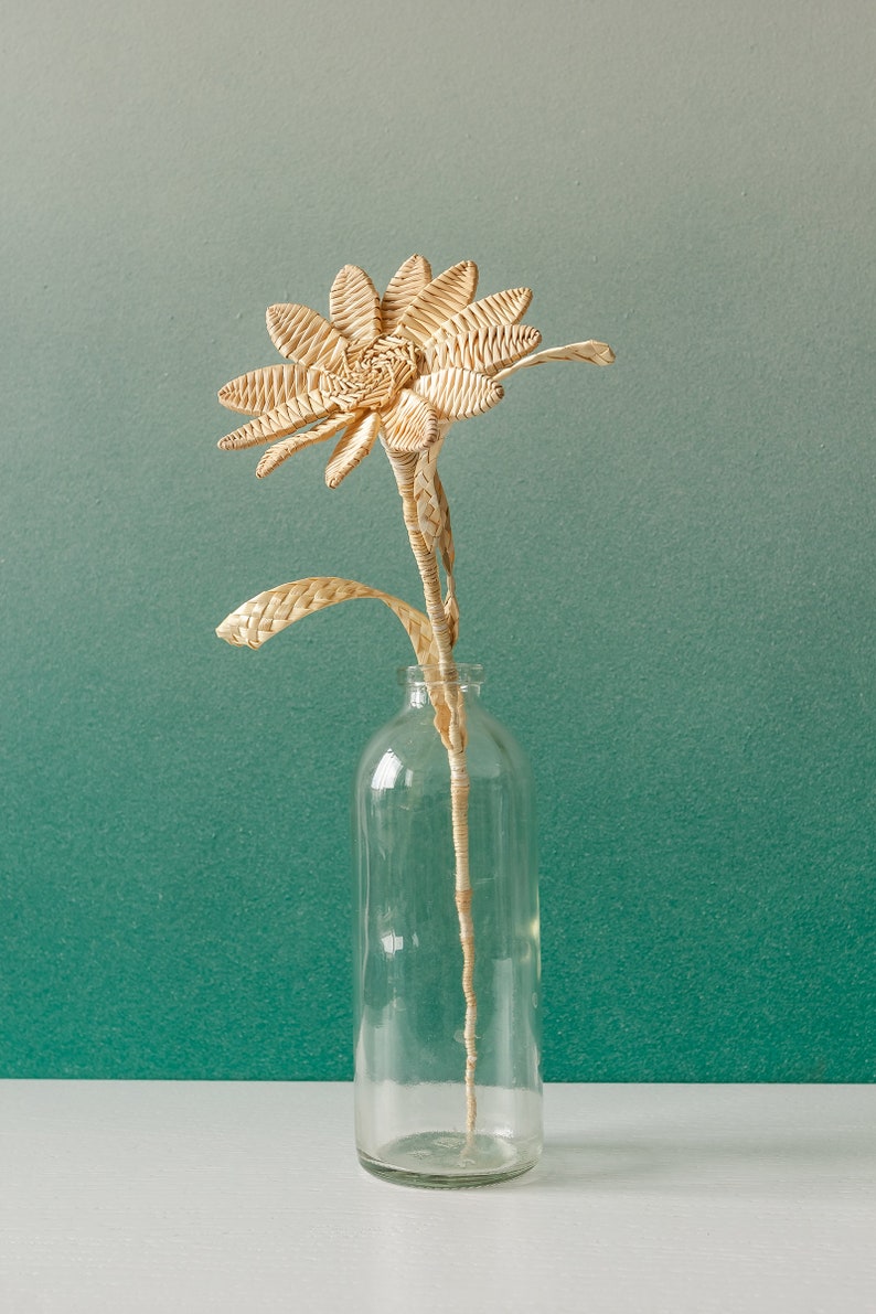 Natural straw woven chamomile bouquet, country style home decoration