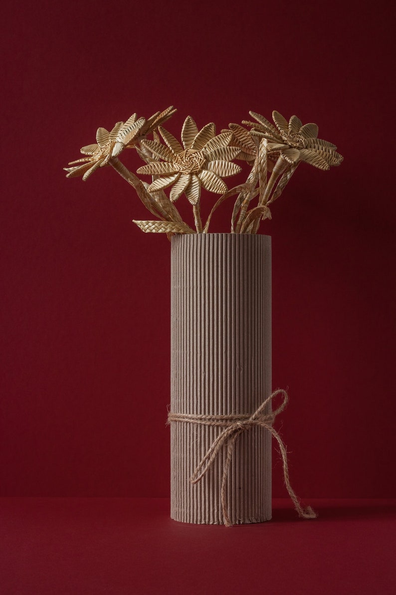Natural straw woven chamomile bouquet, country style home decoration