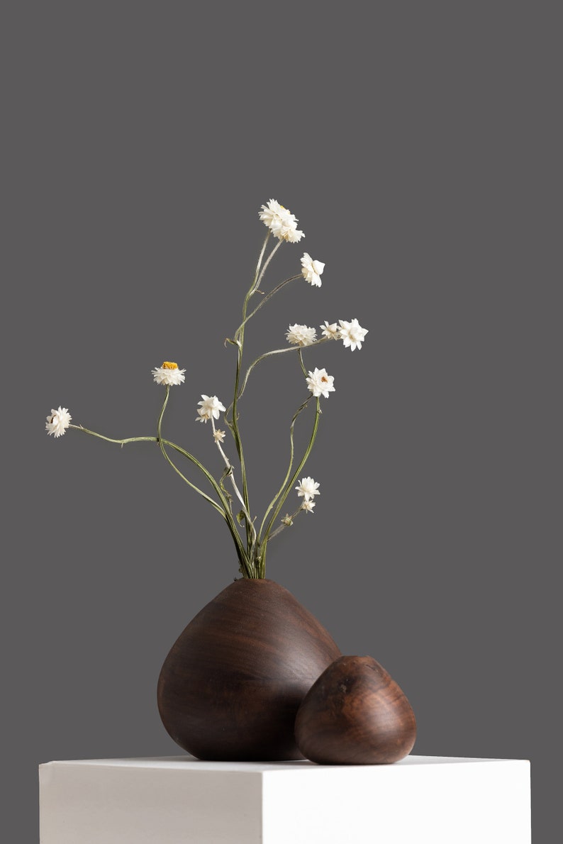Handmade spherical vase for displaying dried flowers
