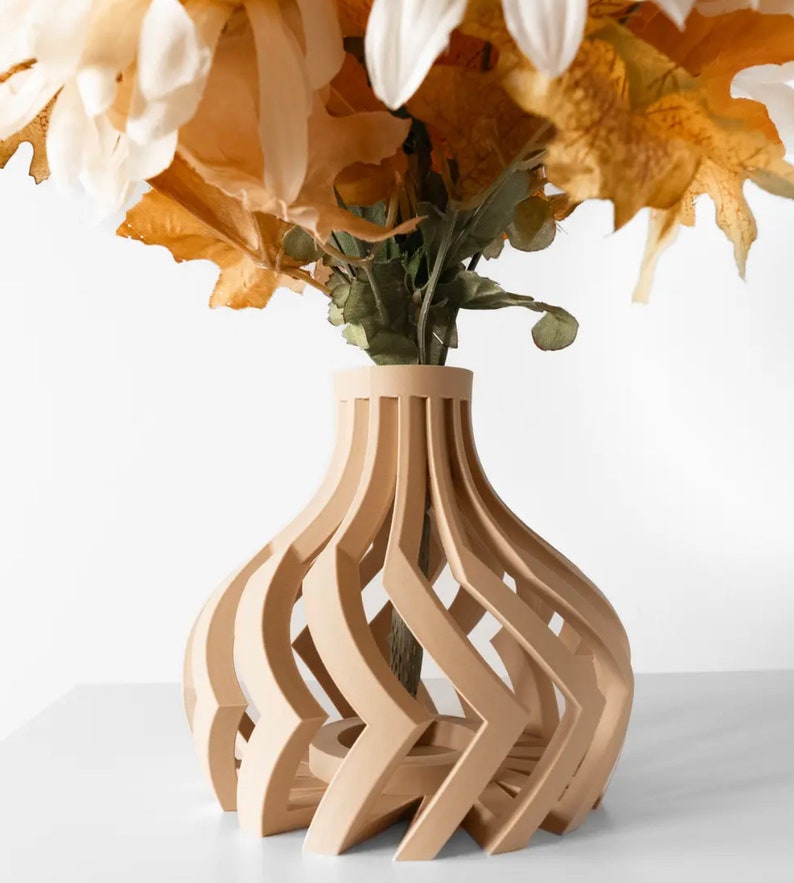Dynamic openwork vase, minimalist geometric center decoration