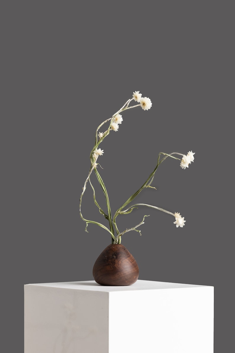 Handmade spherical vase for displaying dried flowers