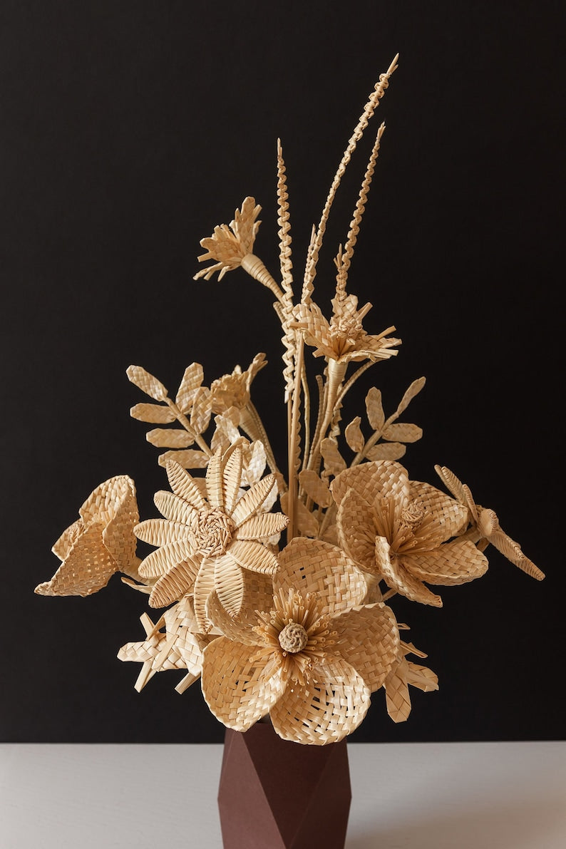 Natural straw woven wildflower bouquet, handmade, home decoration.