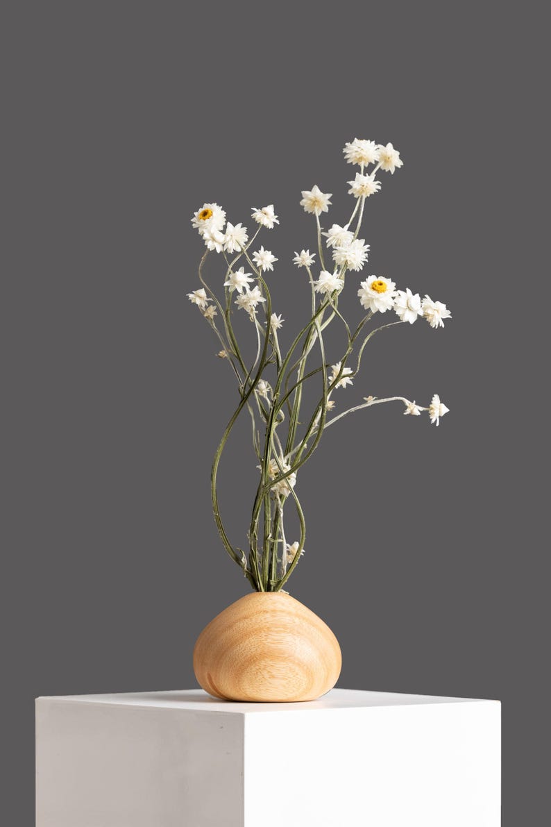 Handmade spherical vase for displaying dried flowers