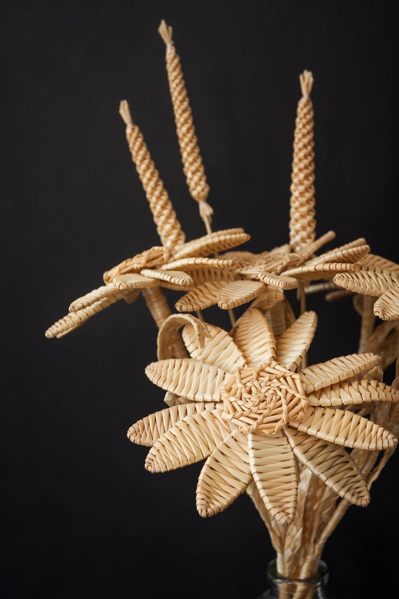 Natural straw woven chamomile bouquet, country style home decoration