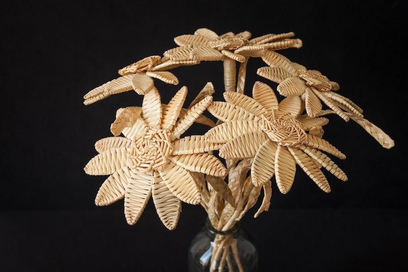 Natural straw woven chamomile bouquet, country style home decoration
