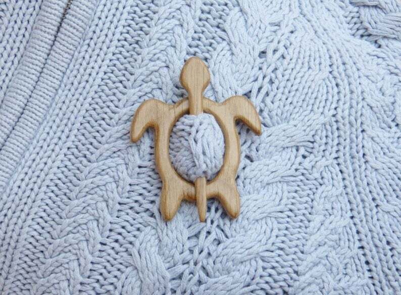 🔥LAST DAY 70% OFF🔥BROOCH PIN WITH WOODEN ANIMAL PATTERN (SWEATER CLIP)