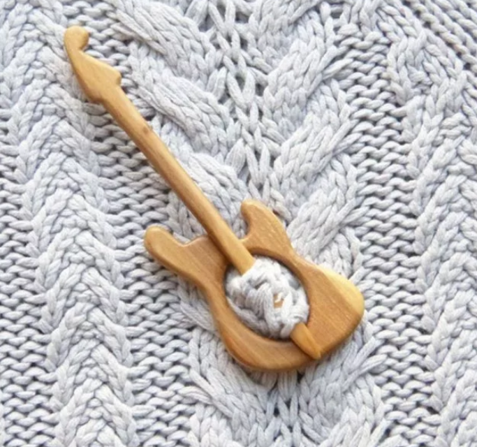 🔥LAST DAY 70% OFF🔥BROOCH PIN WITH WOODEN ANIMAL PATTERN (SWEATER CLIP)