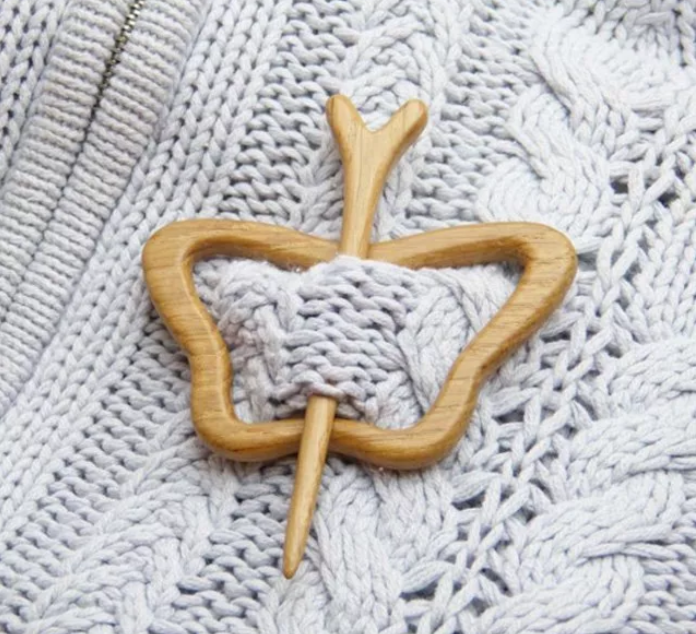 🔥LAST DAY 70% OFF🔥BROOCH PIN WITH WOODEN ANIMAL PATTERN (SWEATER CLIP)