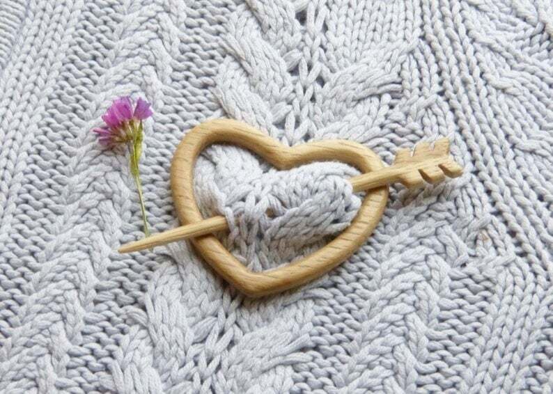 🔥LAST DAY 70% OFF🔥BROOCH PIN WITH WOODEN ANIMAL PATTERN (SWEATER CLIP)