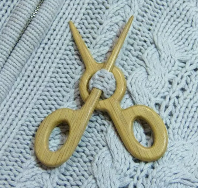 🔥LAST DAY 70% OFF🔥BROOCH PIN WITH WOODEN ANIMAL PATTERN (SWEATER CLIP)