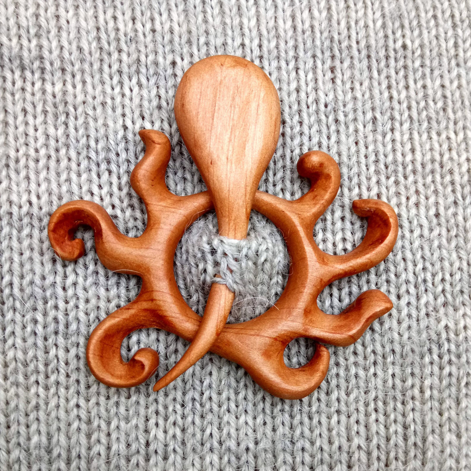 🔥LAST DAY 70% OFF🔥BROOCH PIN WITH WOODEN ANIMAL PATTERN (SWEATER CLIP)