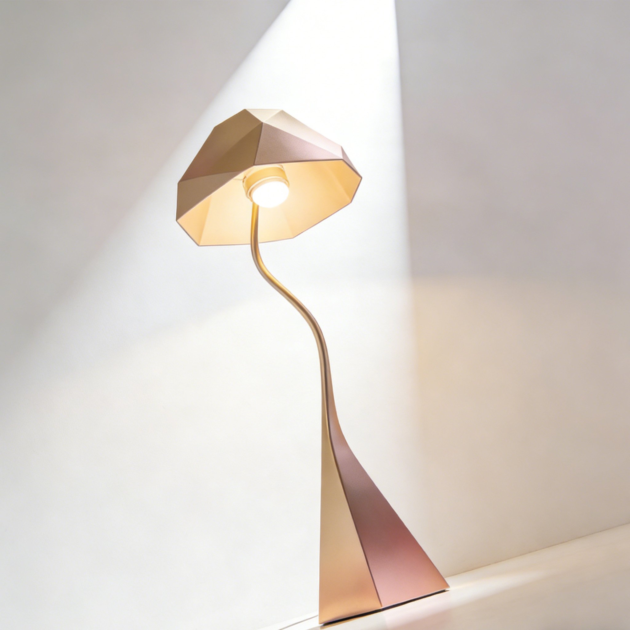 Nowoczesna lampa stołowa na biurku