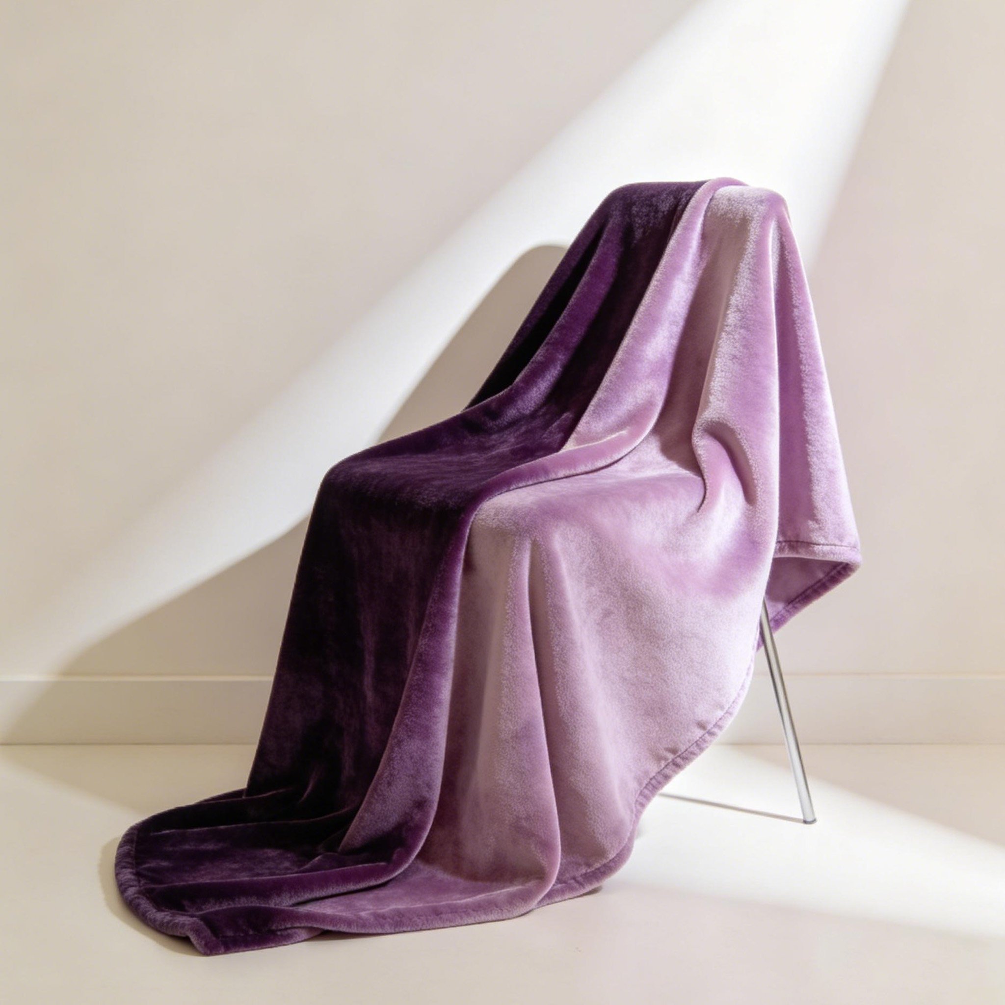 Gruby koc z flaneli na łóżku