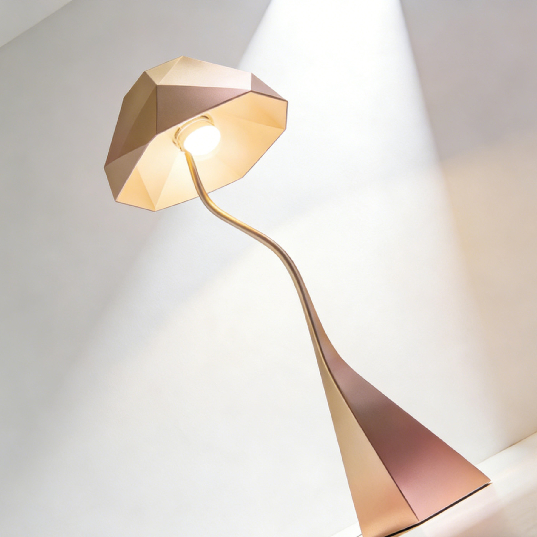 Nowoczesna lampa stołowa