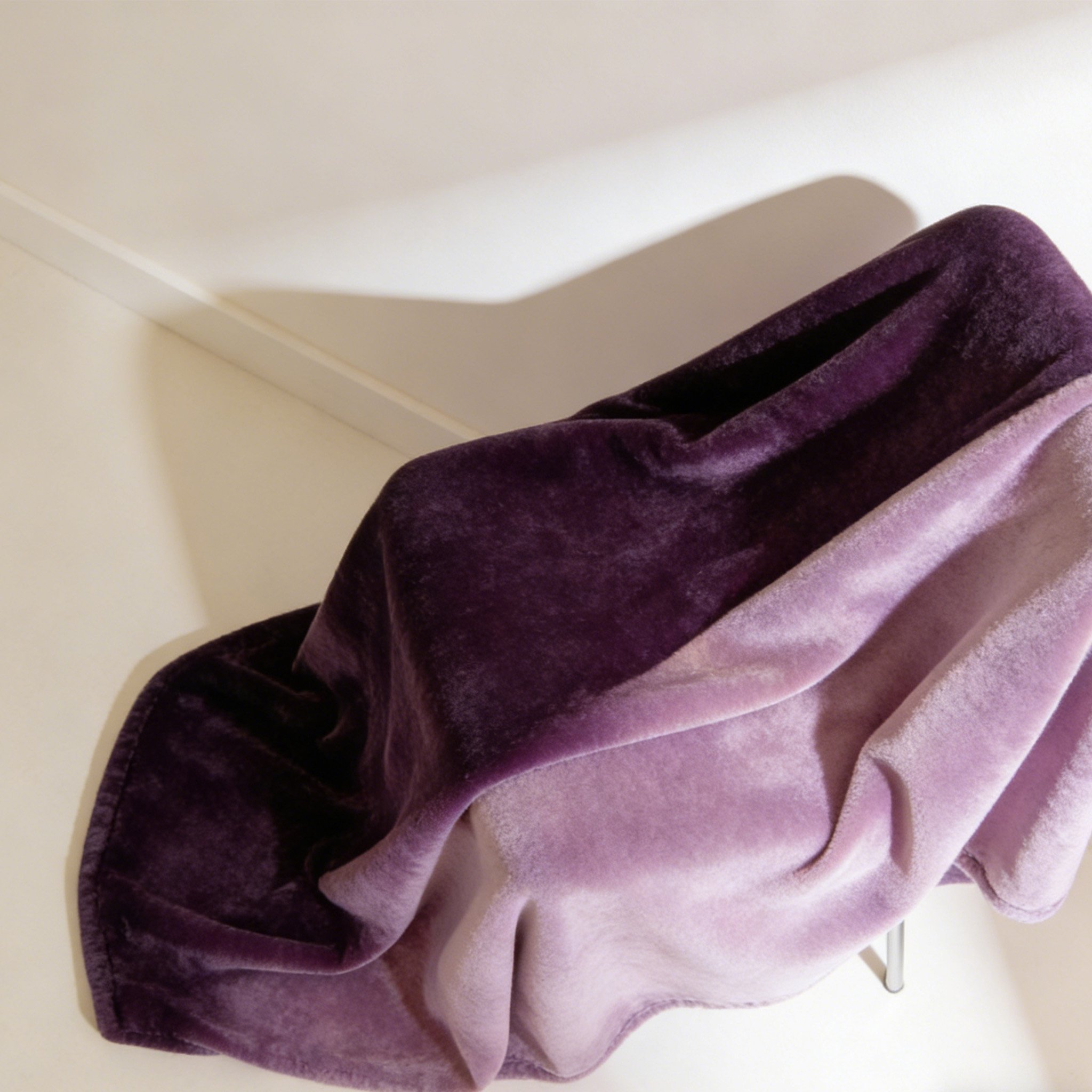 Miękki koc flanelowy w salonie