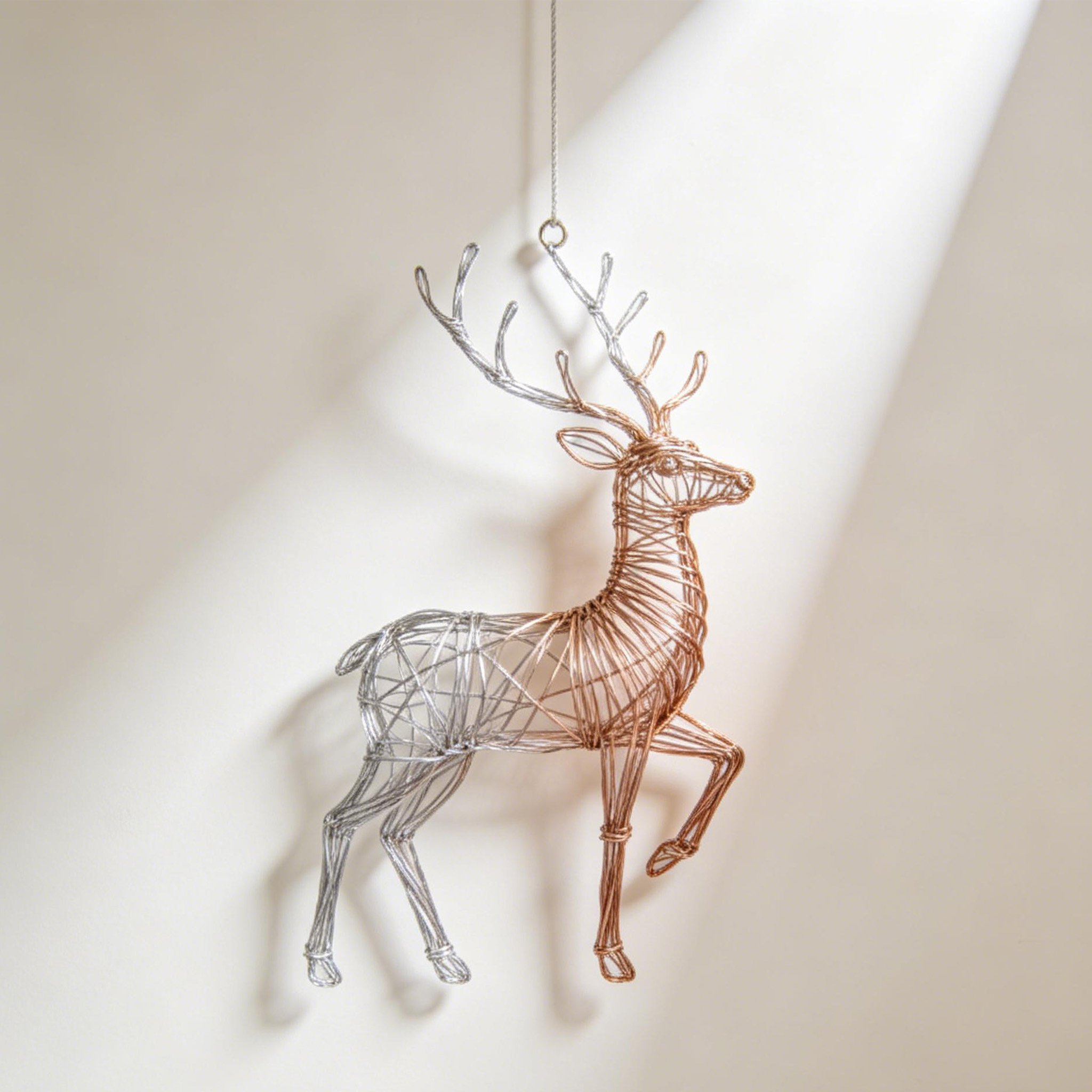 Artystyczna ozdoba ścienna na białej ścianie