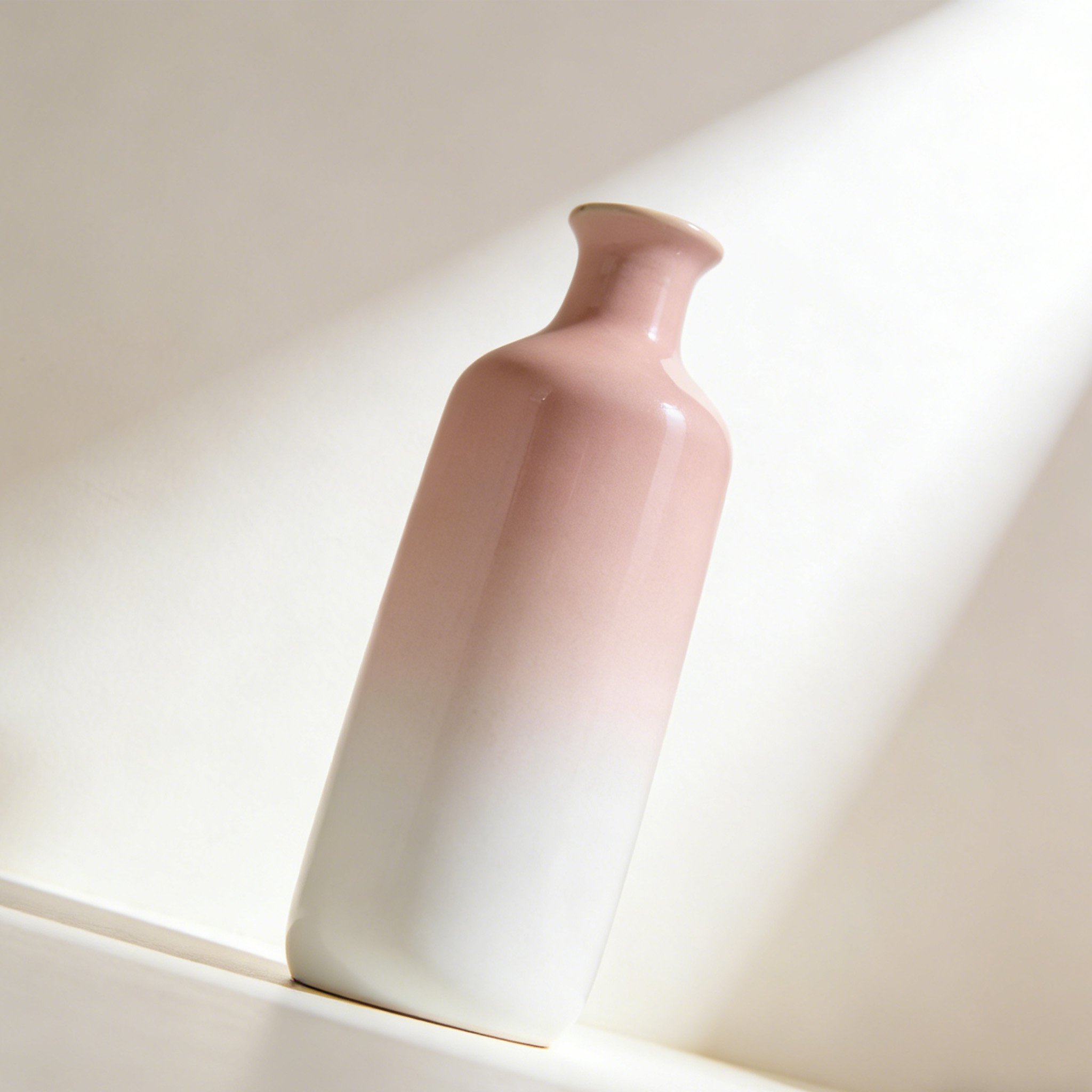 minimalistyczny wazon ceramiczny z kwiatami