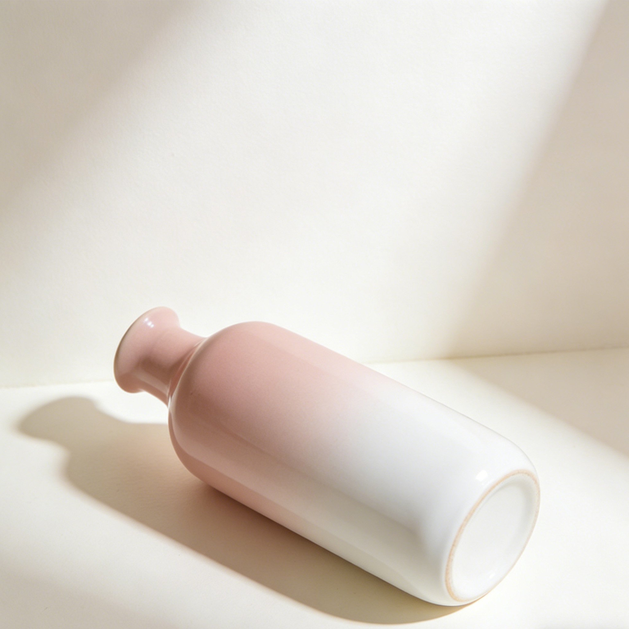 prosty wazon ceramiczny na stole w salonie