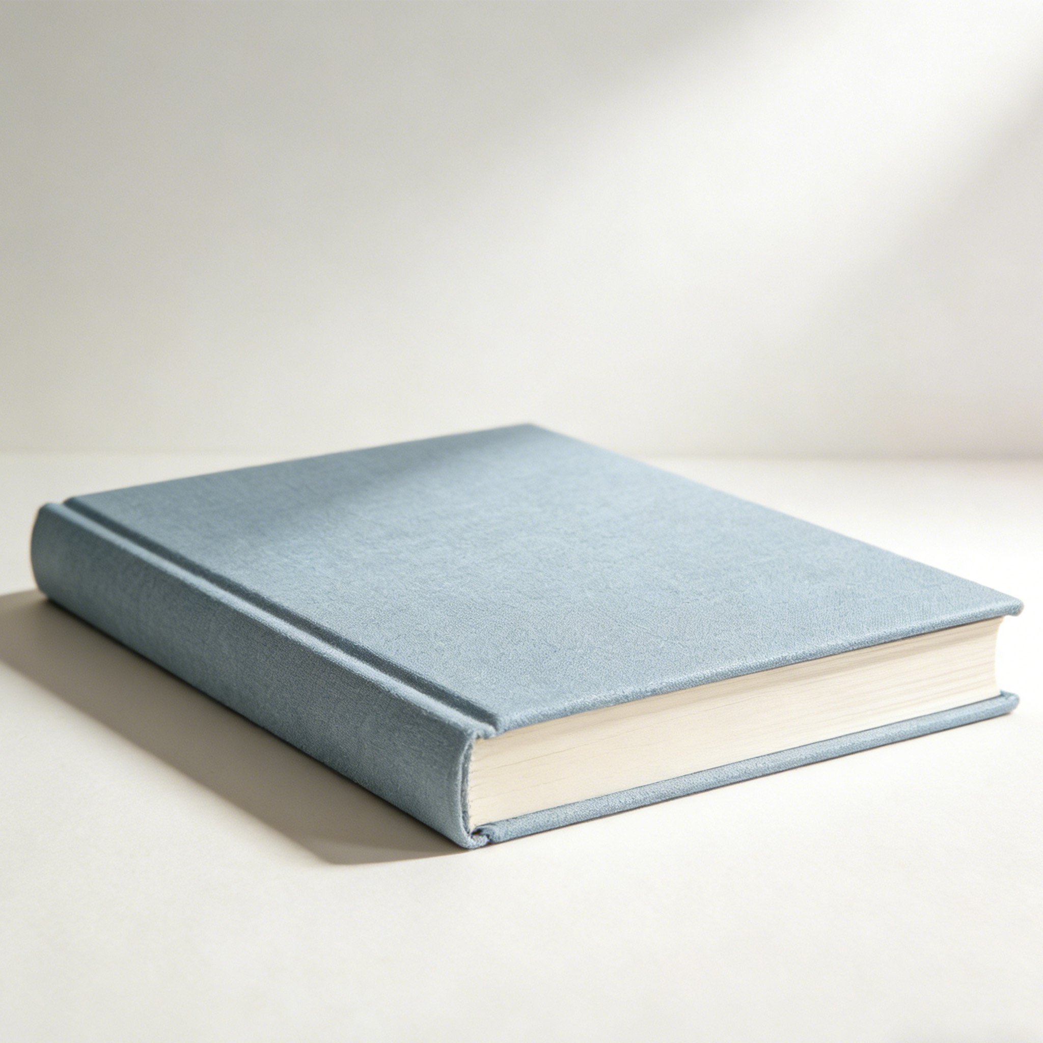 Stoff-Buchhülle schützend um ein Buch gebunden