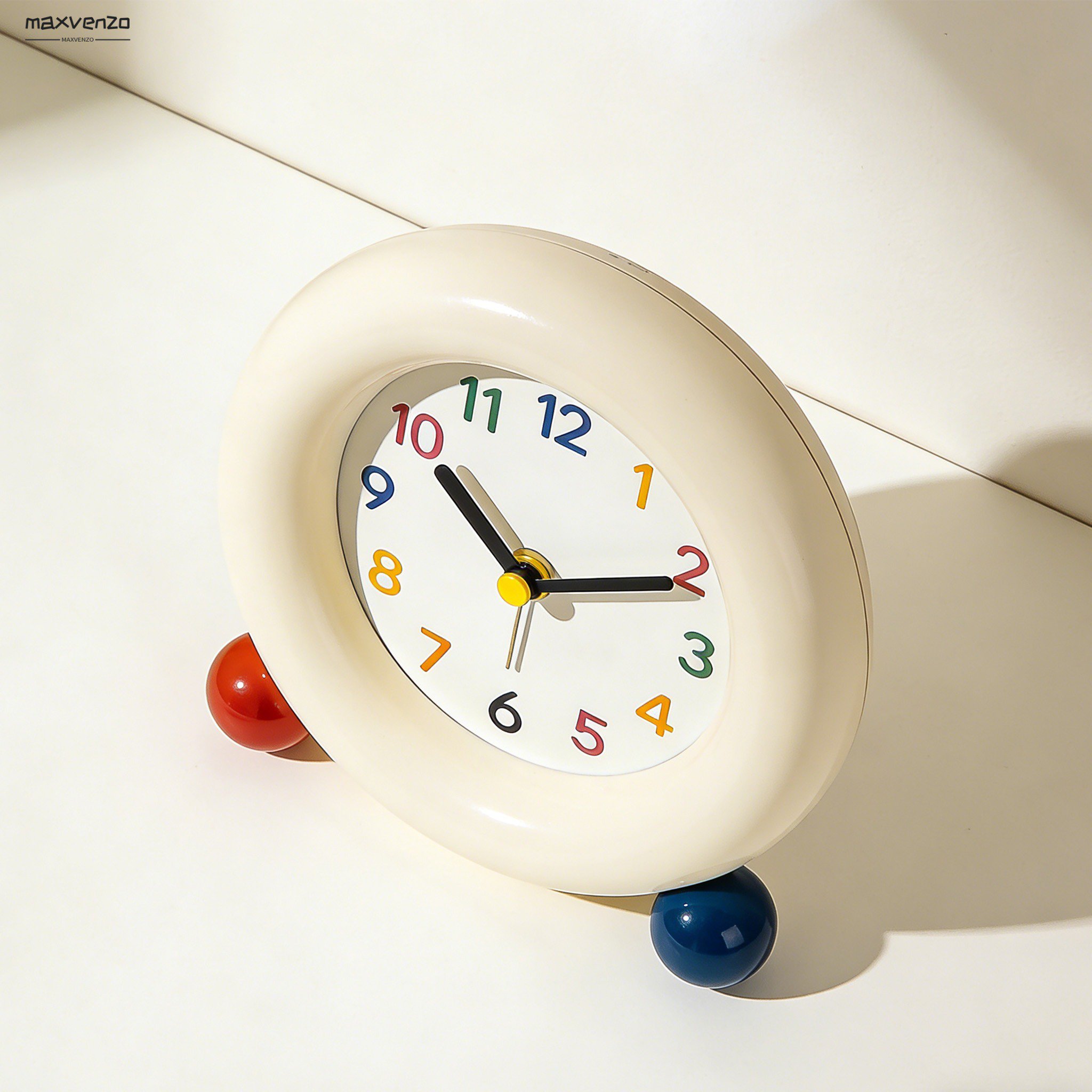 Lekki i kompaktowy budzik do podróży