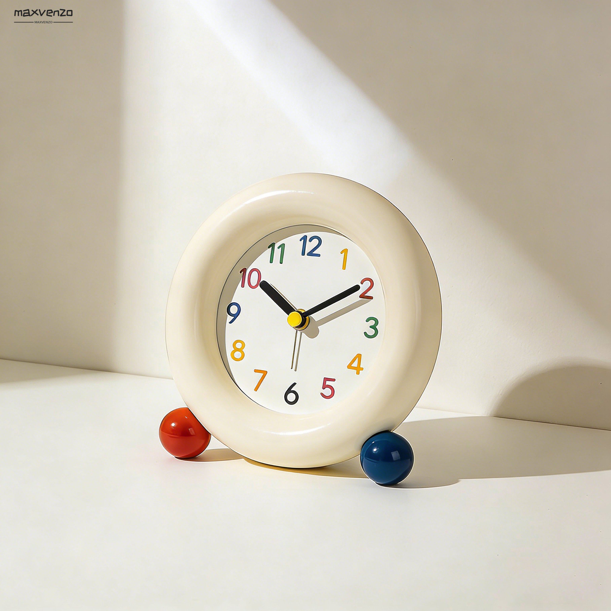 Minimalistyczny przenośny budzik w nowoczesnym stylu