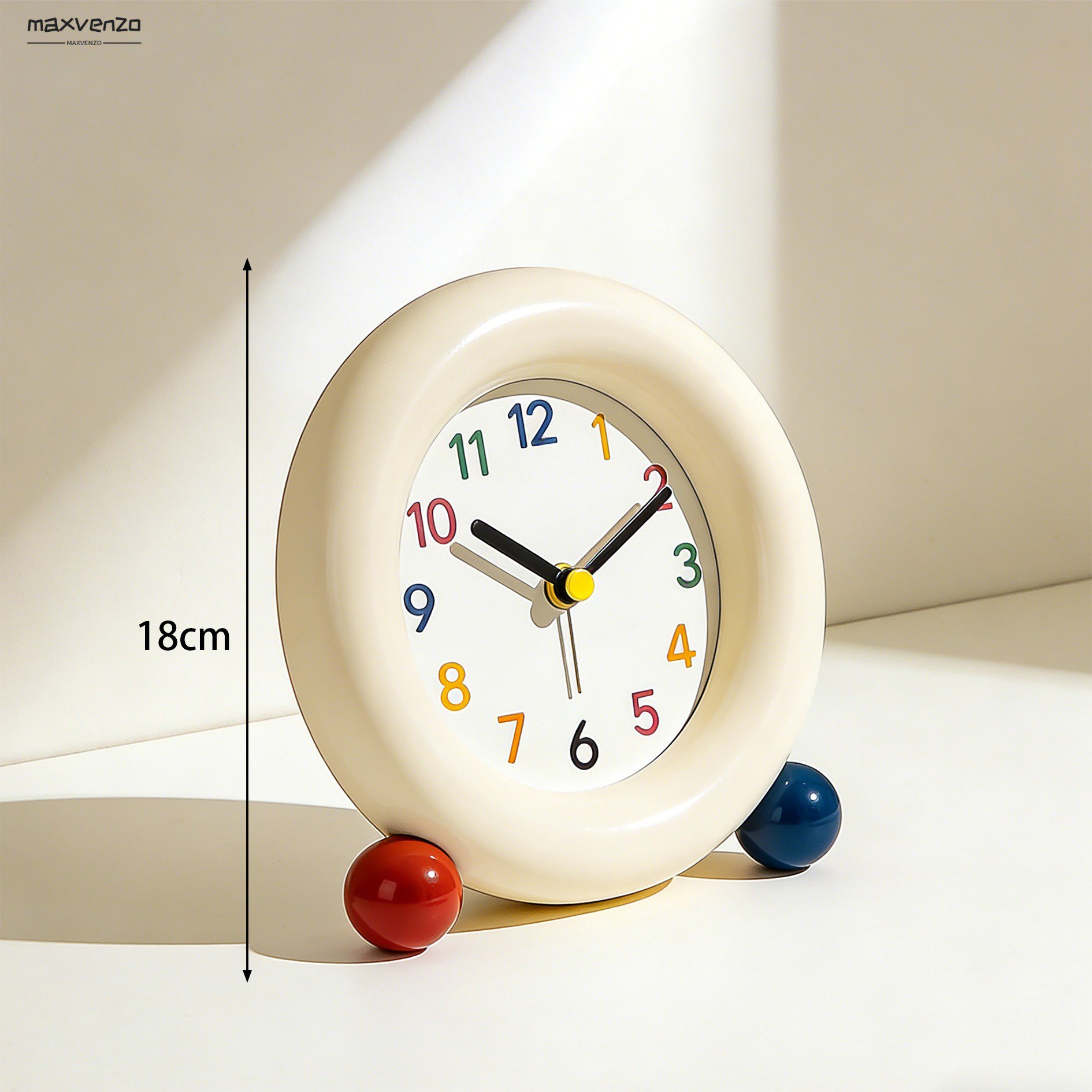 Przenośny budzik na stoliku nocnym