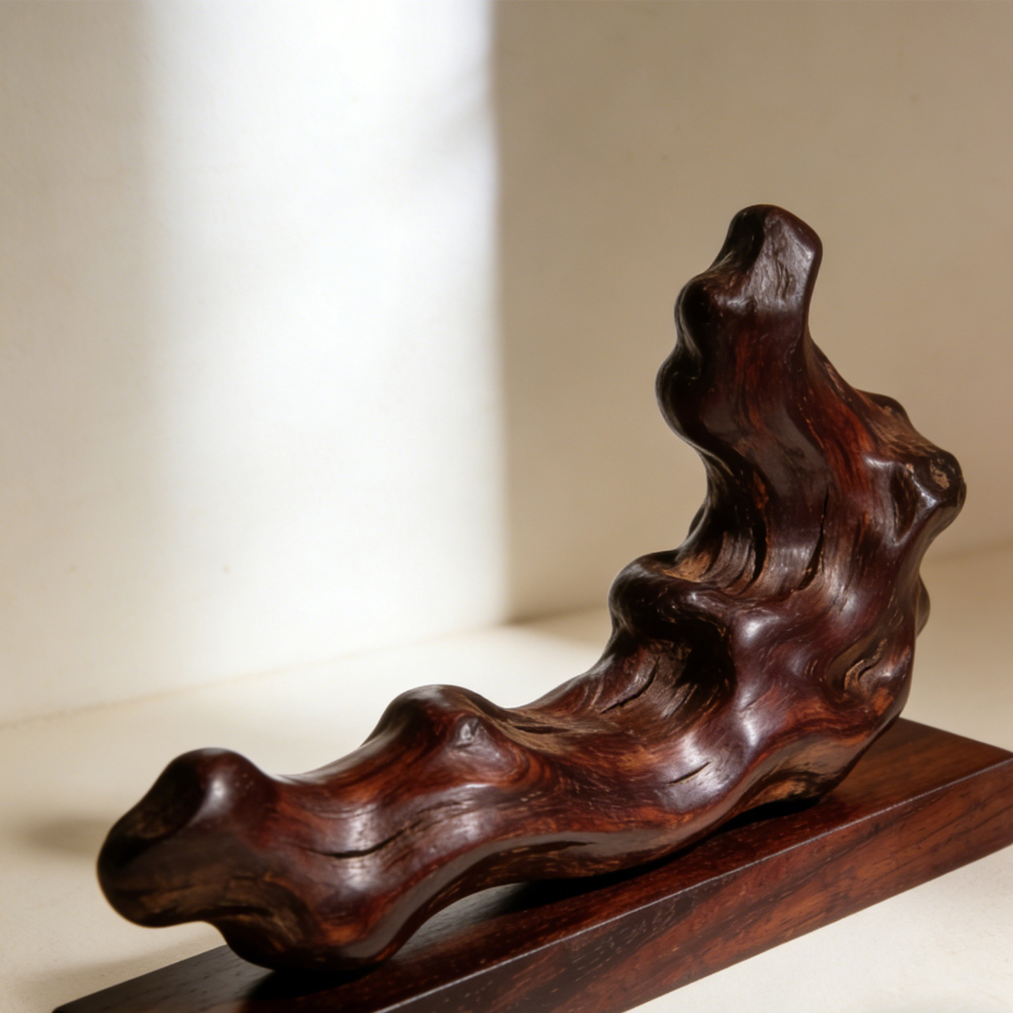 Dekorative Holzfigur aus Naturholz