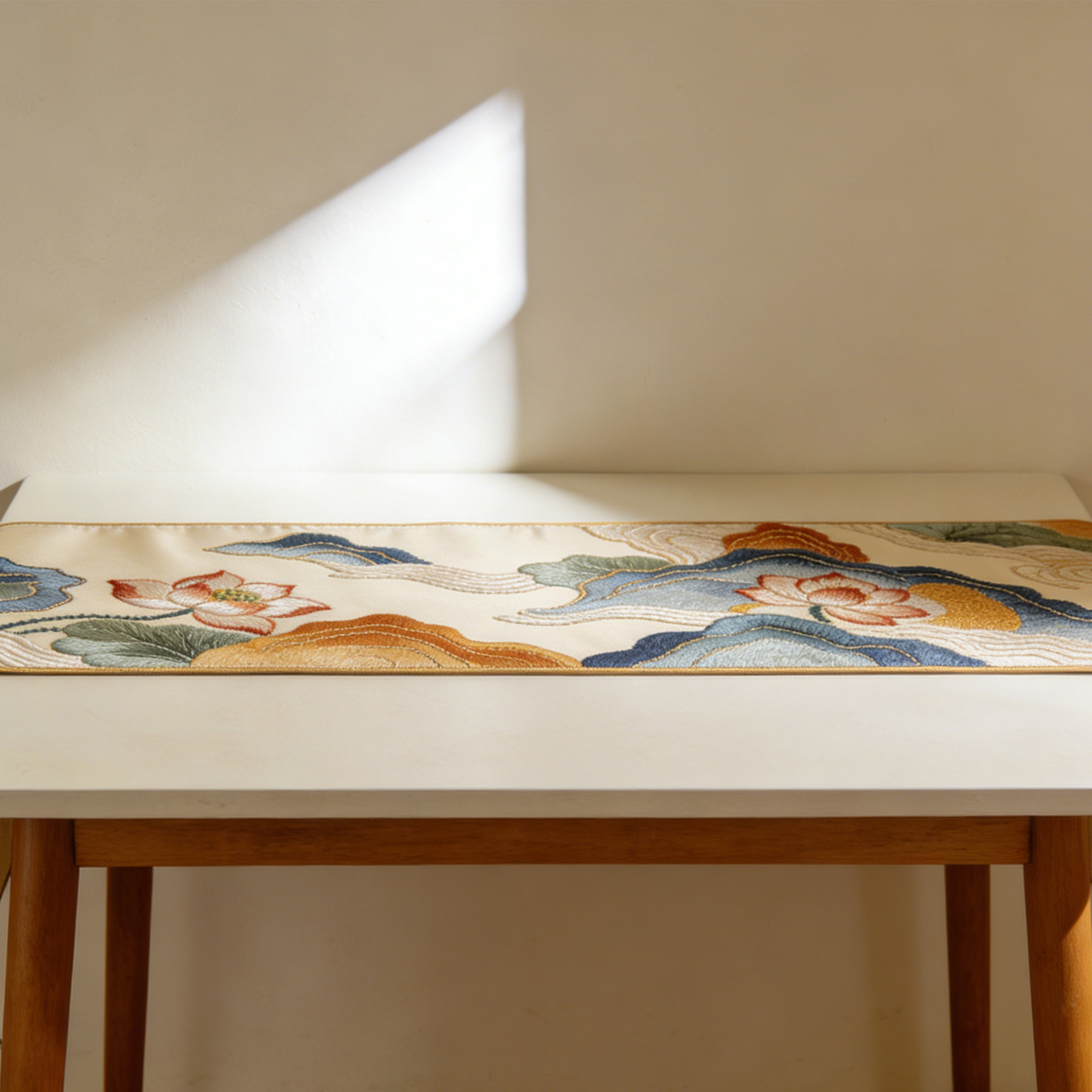 Tischläufer mit Blumenstickerei