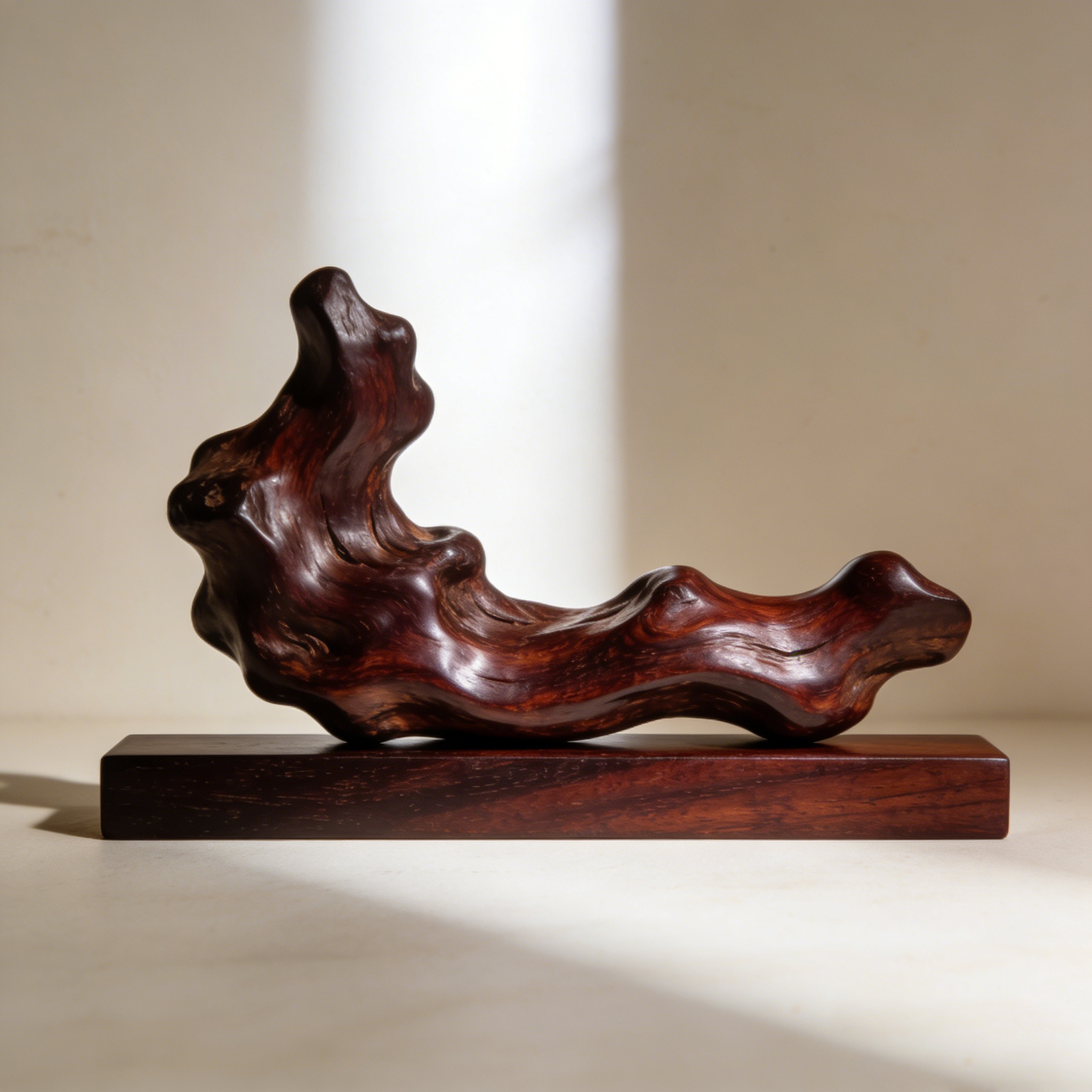 Dekorative Holzfigur aus Naturholz