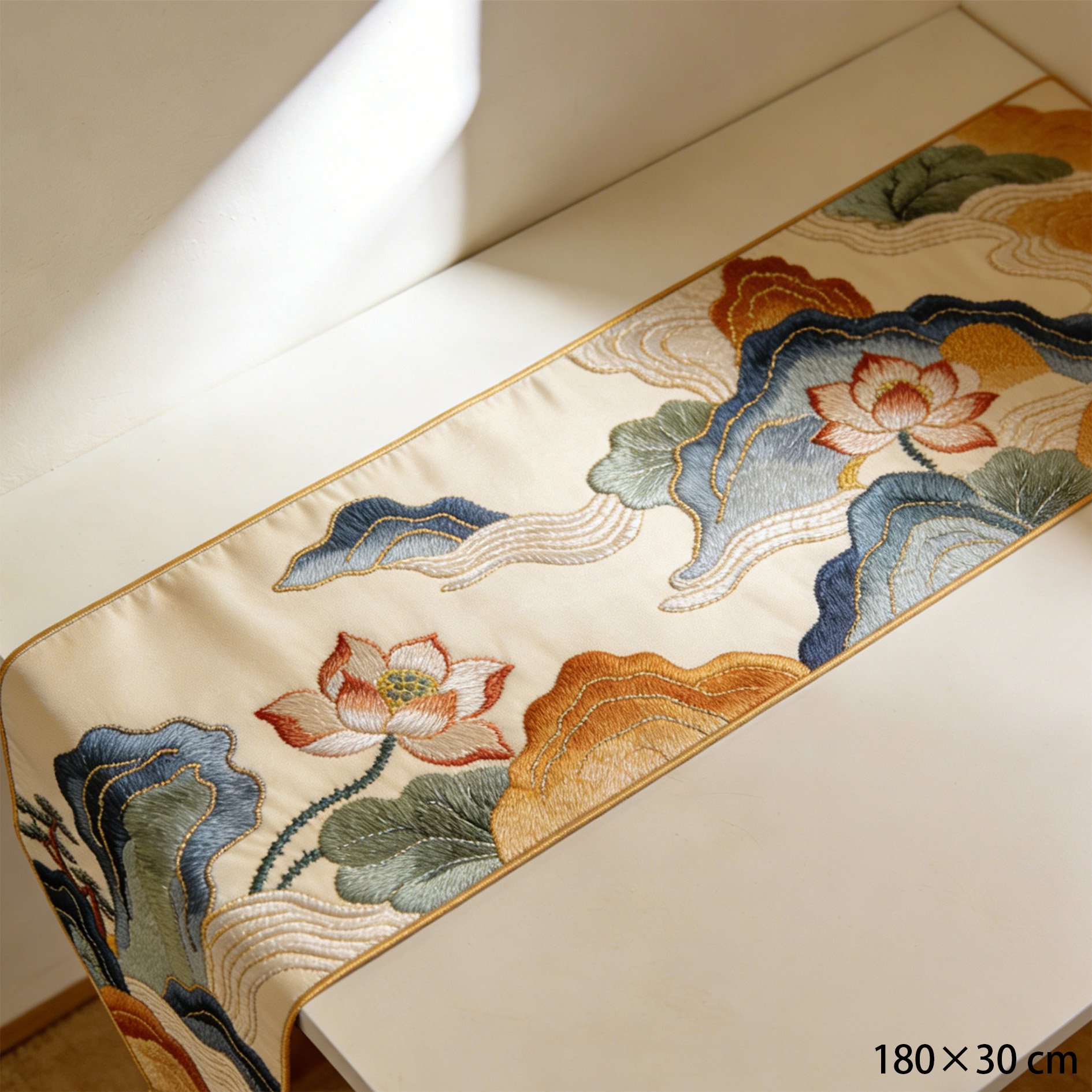 Eleganter Tischläufer mit floraler Stickerei als Tischdekoration