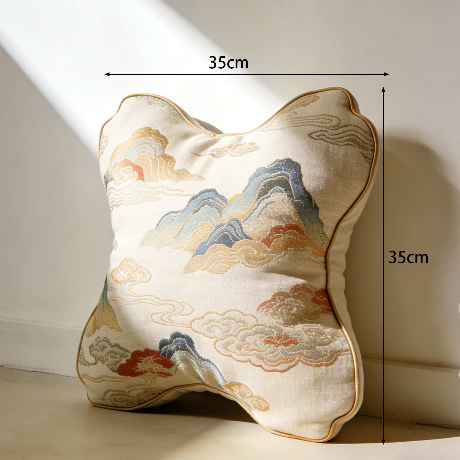 Elegante Zierkissen im Wohnzimmer arrangiert