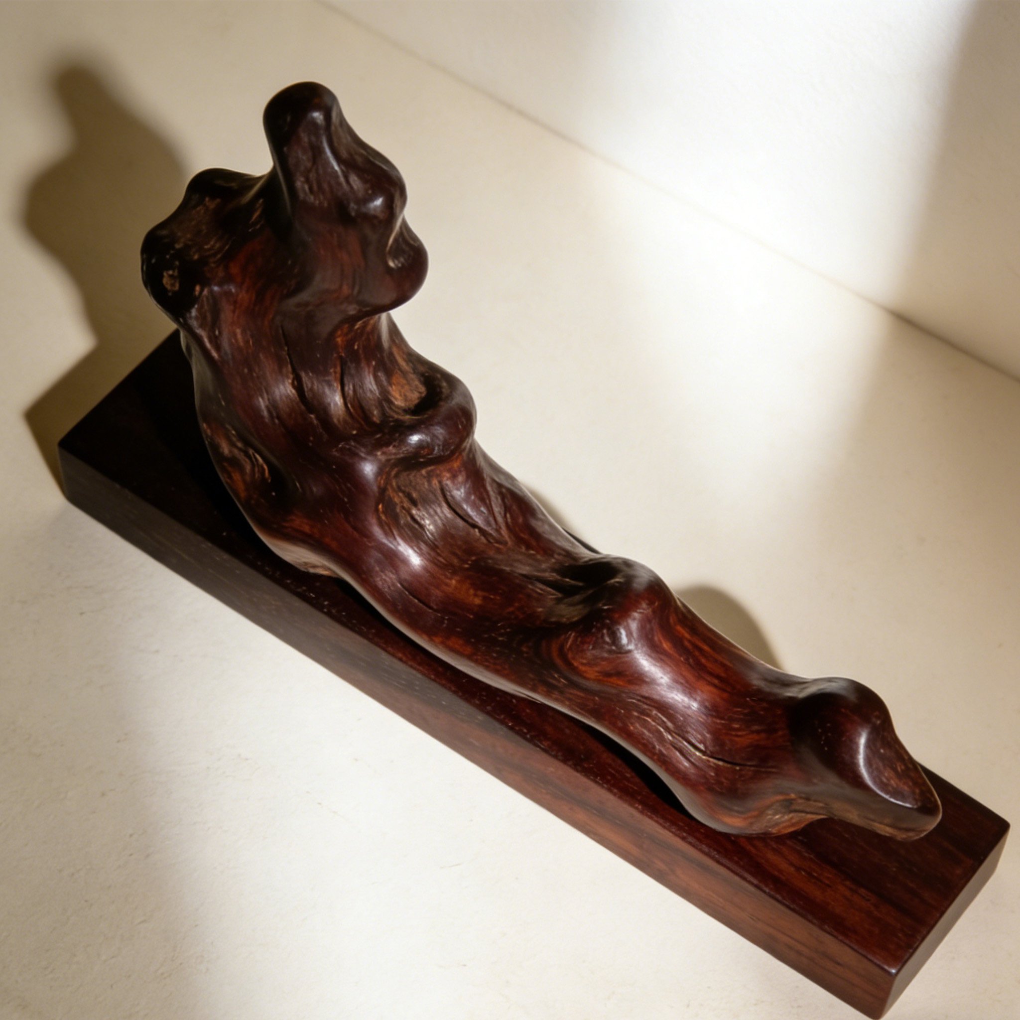 Handgefertigte Naturholzfigur für moderne Dekoration