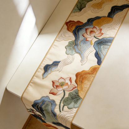 Tischläufer mit Blumenstickerei