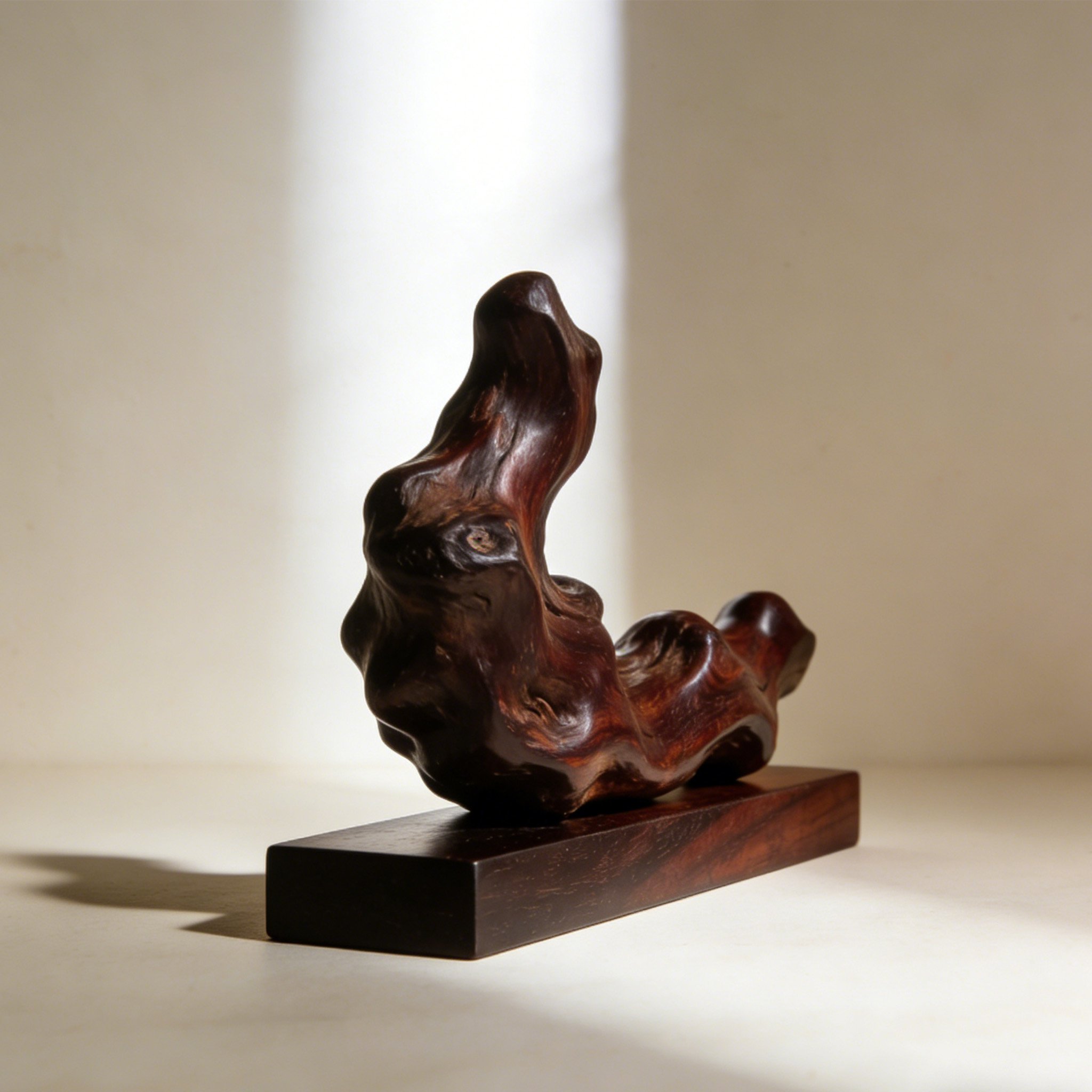 Dekorative Holzfigur aus Naturholz – stilvolle Wohnaccessoires