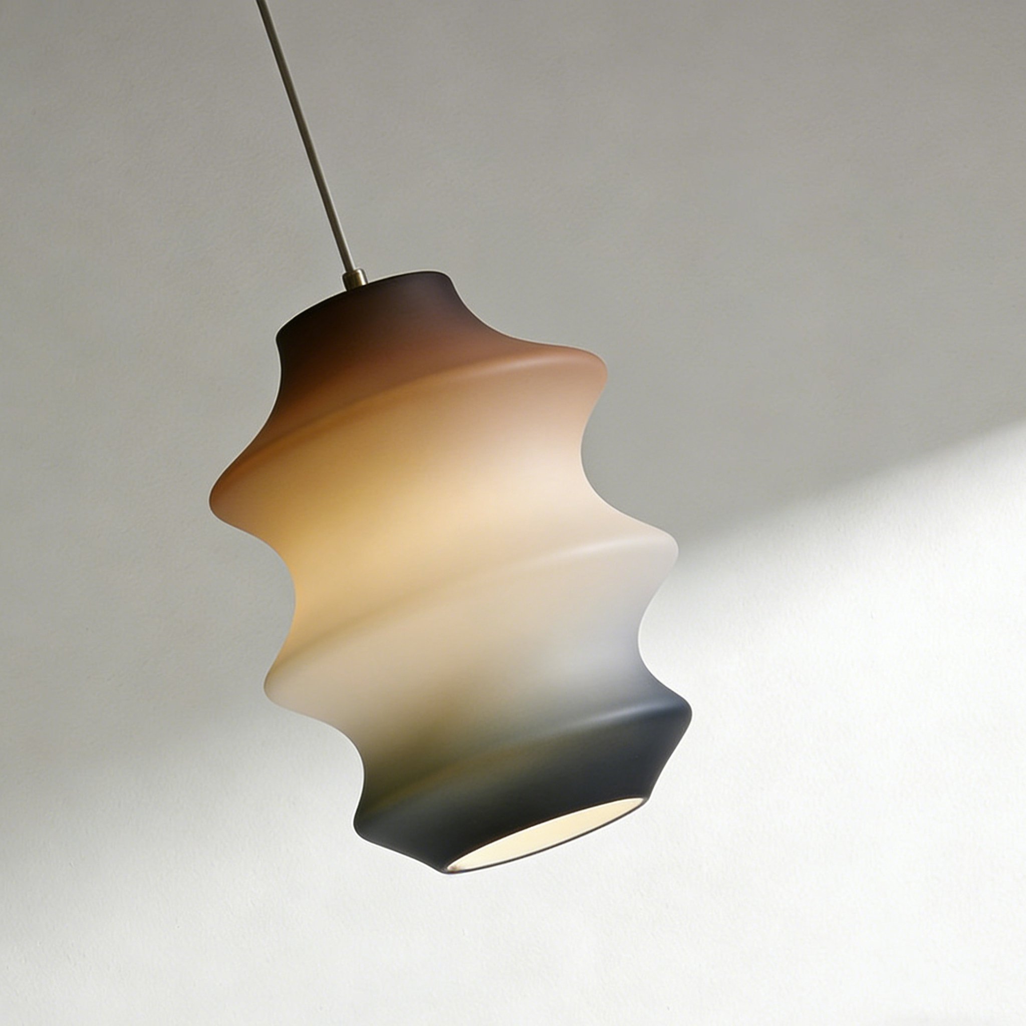 Minimalista csillár letisztult belső térben