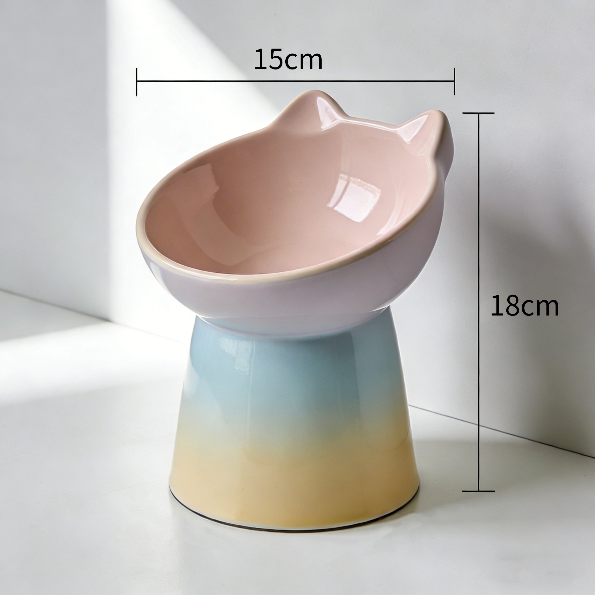 Magas&iacute;tott &aacute;llv&aacute;ny&uacute; etetőt&aacute;l kuty&aacute;knak &eacute;s macsk&aacute;knak