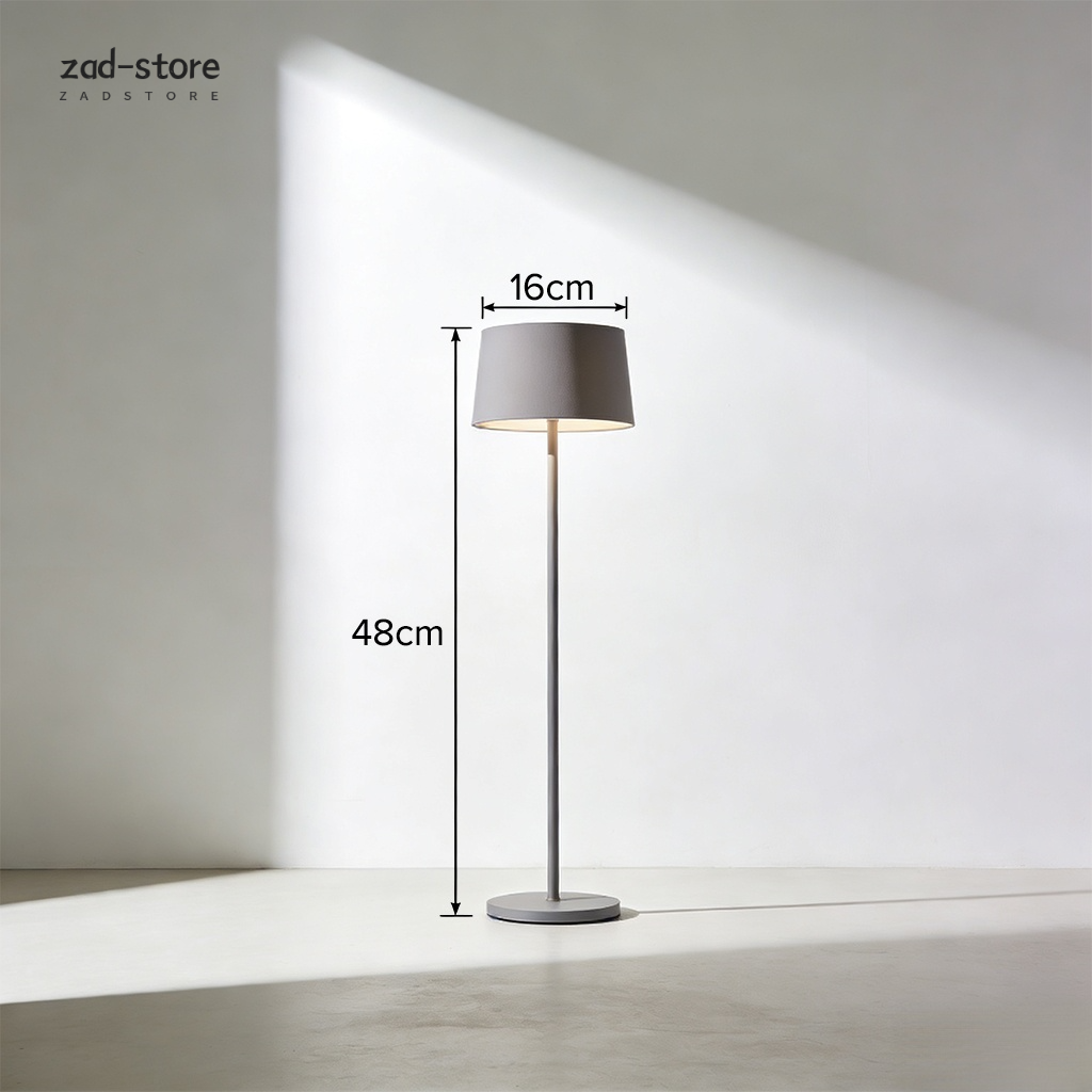 Wohnzimmer mit stilvoller skandinavischer Lampe