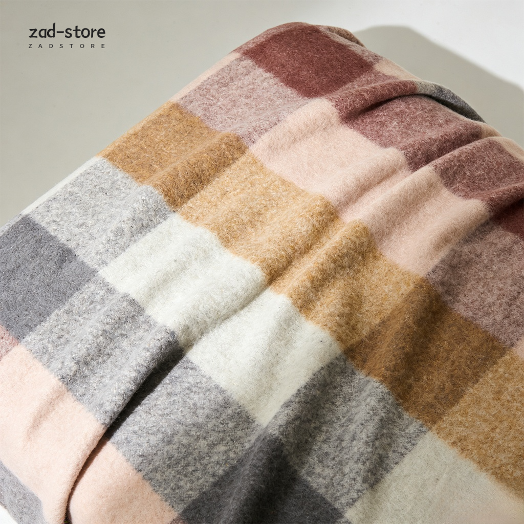 Weiche Coral-Fleece-Decke auf dem Sofa