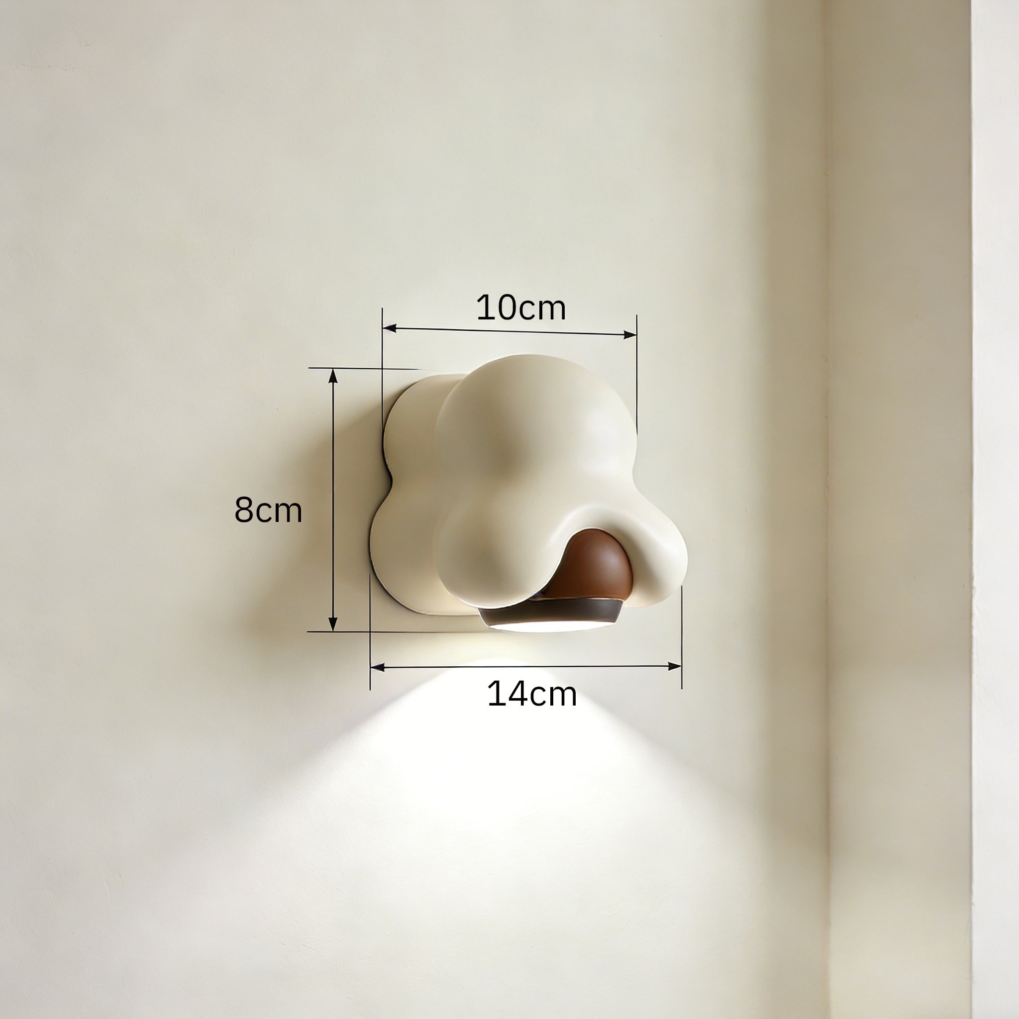 Minimalistyczna lampa ścienna w salonie