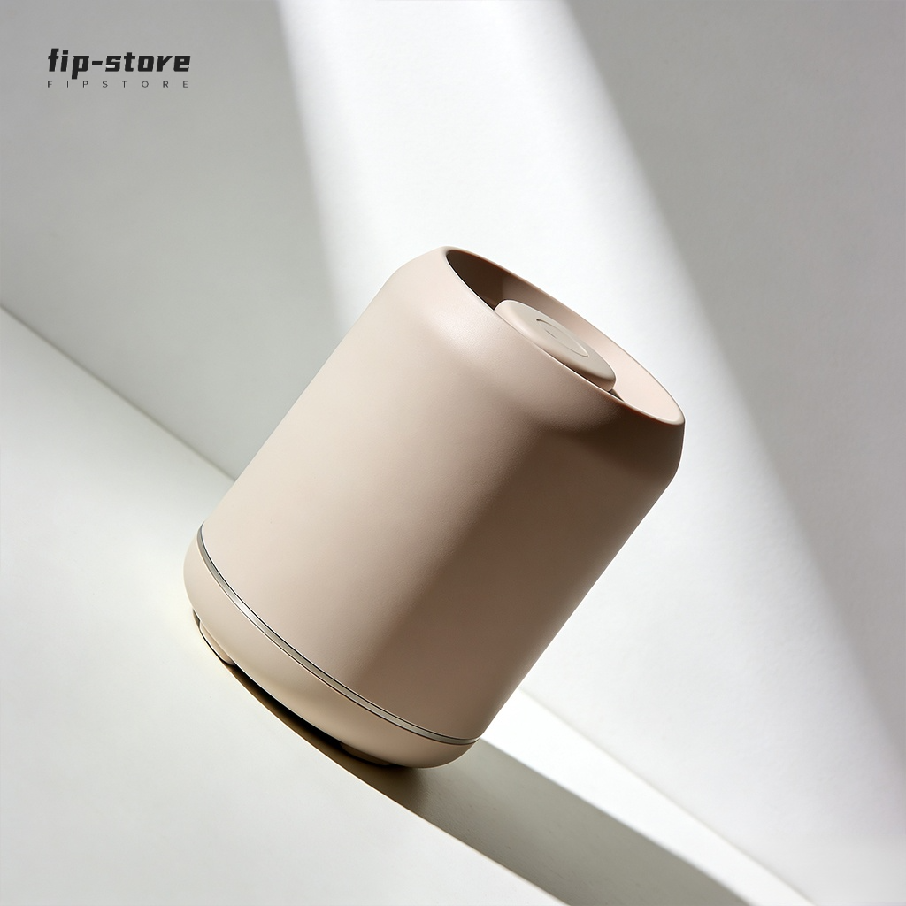 Mini Tischluftbefeuchter auf einem modernen Schreibtisch