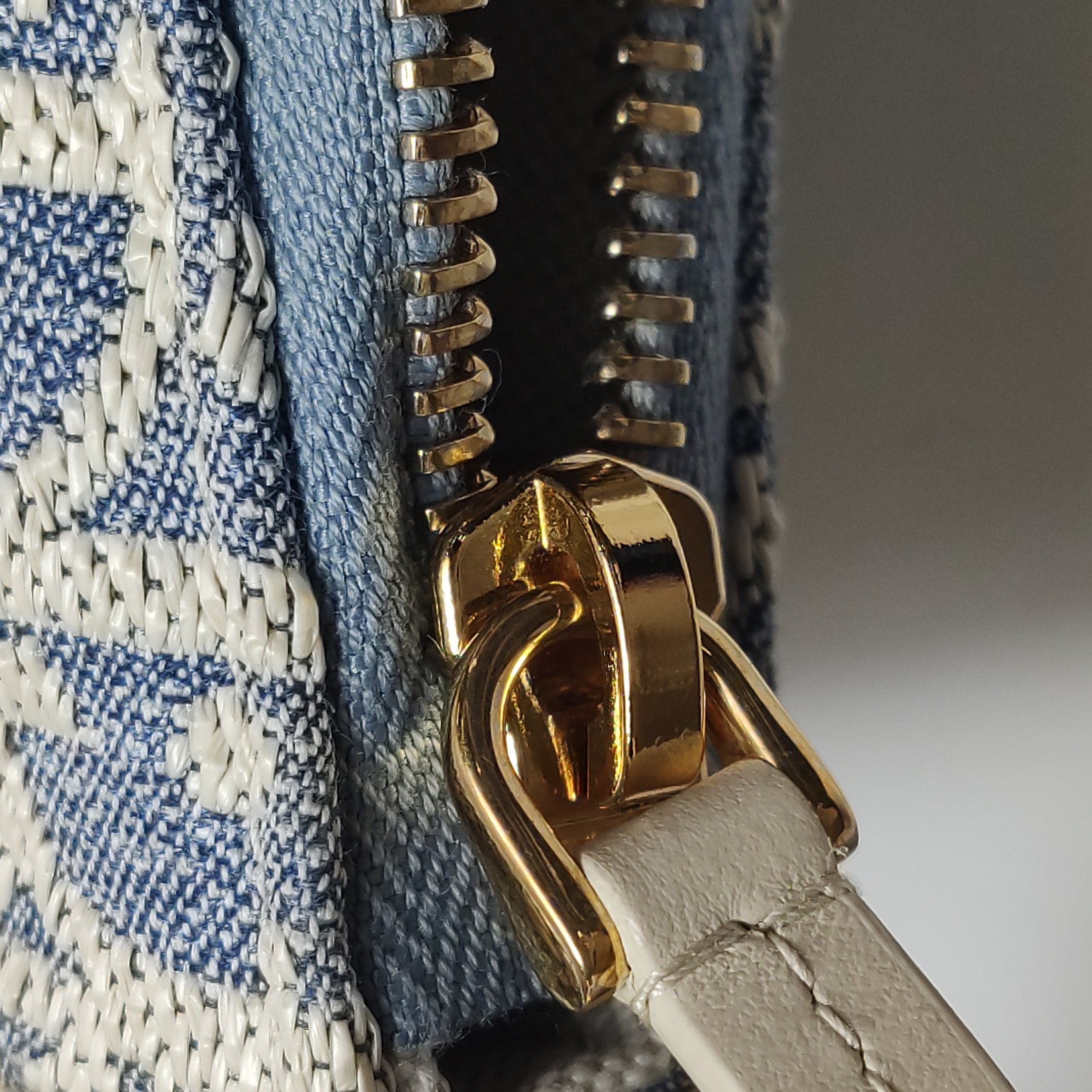 Christian Dior 30 Montaigne Shoulder Bag Oblique Canvas — photo 16 of 16
