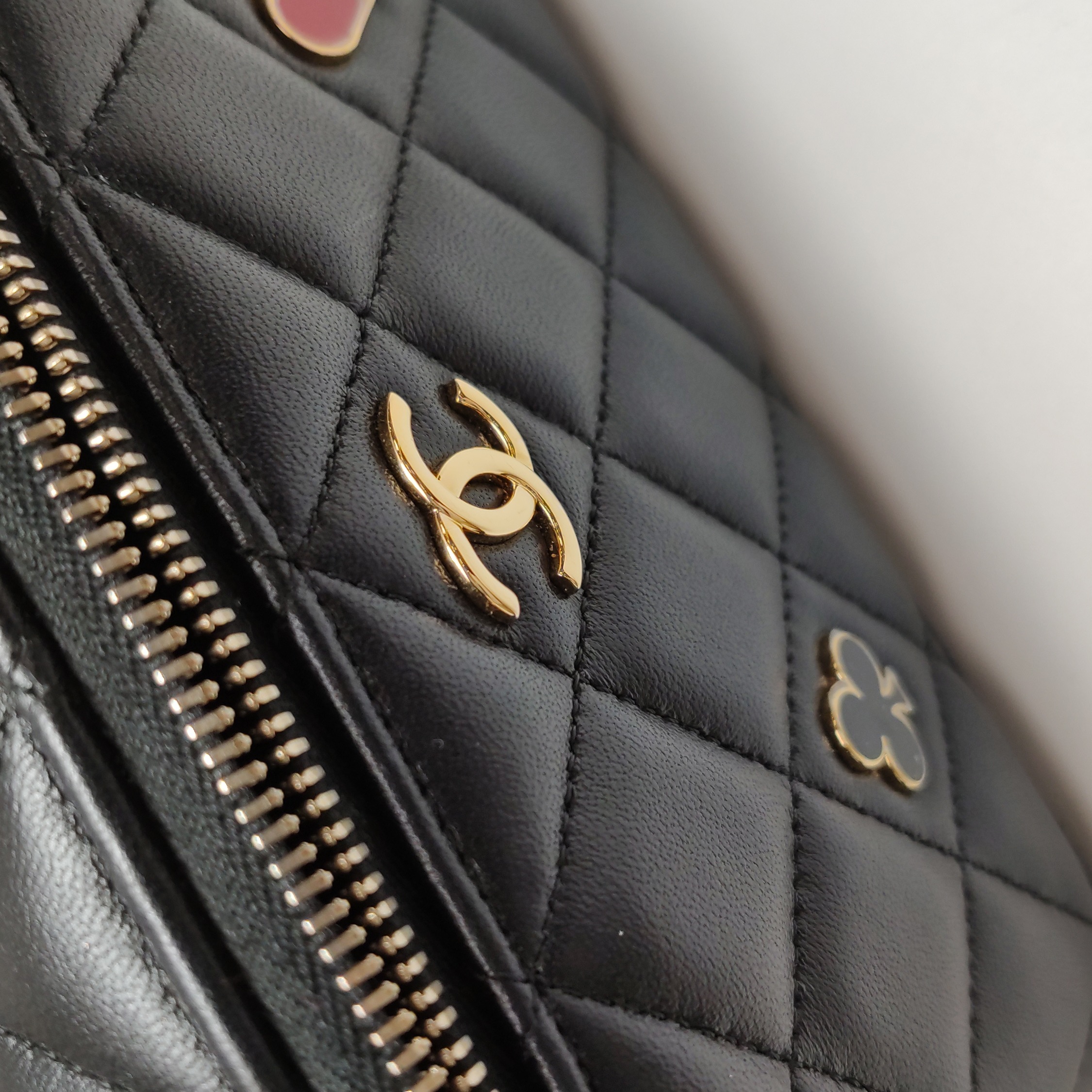 Chanel Coco Casino Vanity Case with Chain Quilted Caviar Small — photo 13 of 15