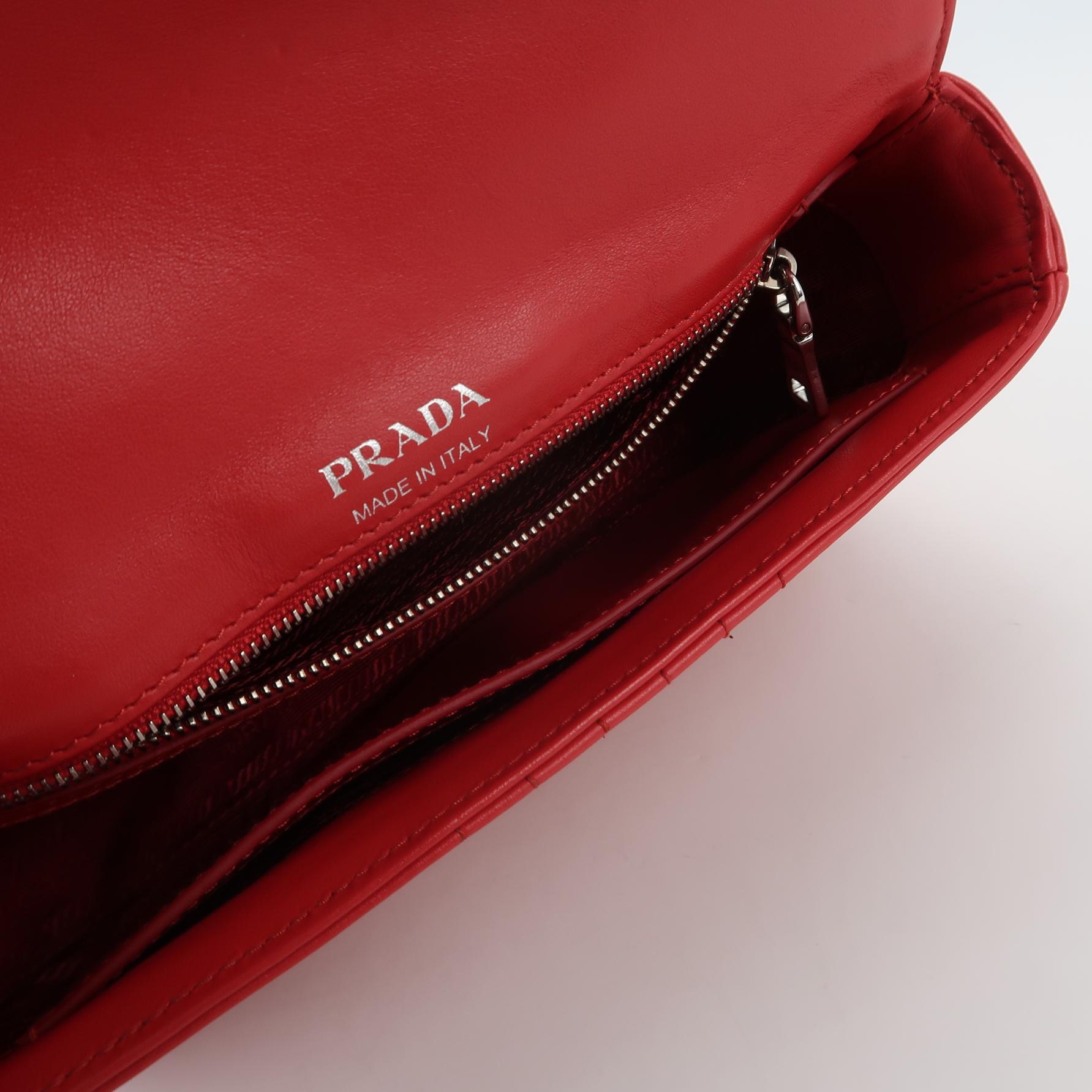 Prada Chain Flap Shoulder Bag Diagramme Quilted Leather Medium — photo 7 of 16