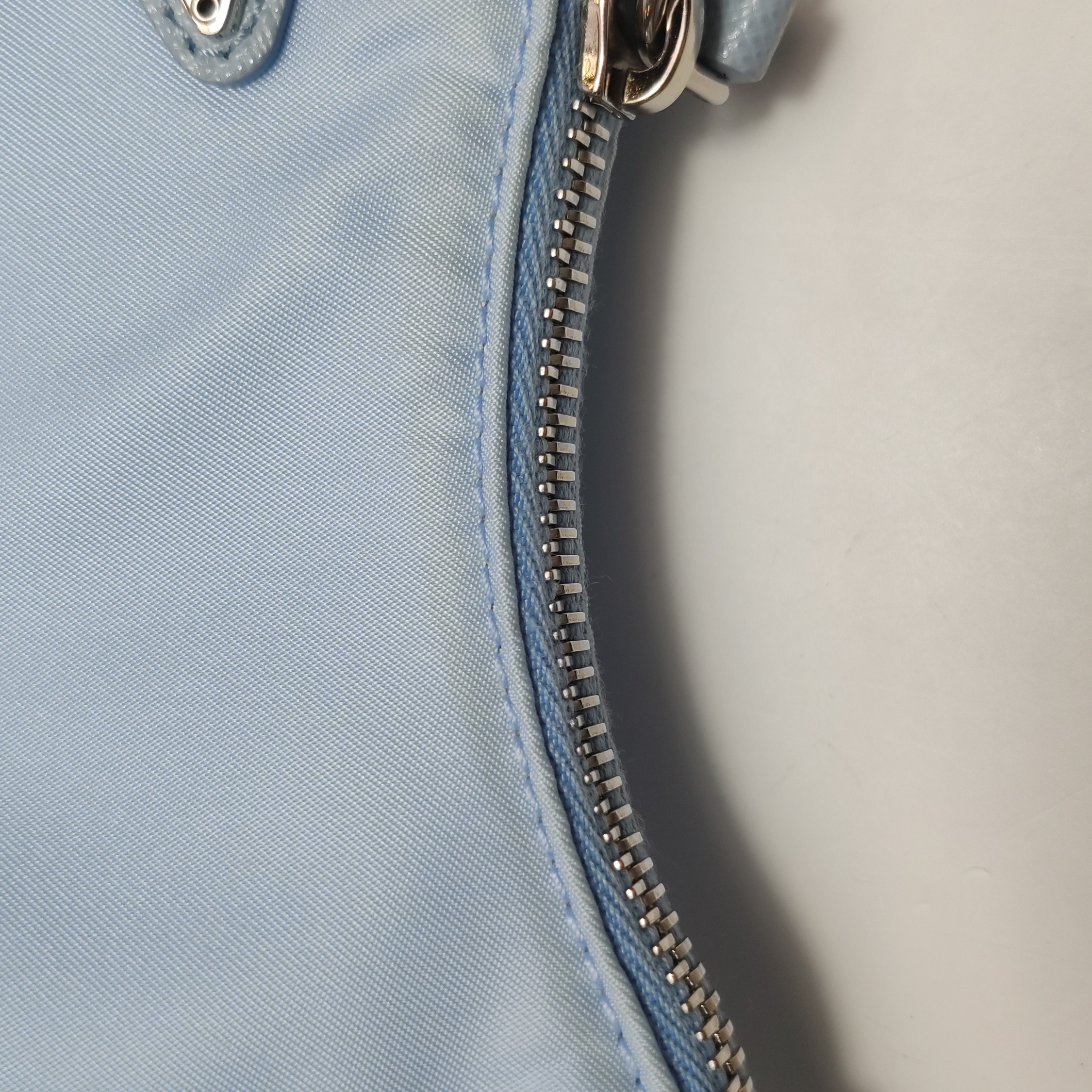 Prada Re-Edition 2005 Shoulder Bag Saffiano Leather Small — photo 9 of 16