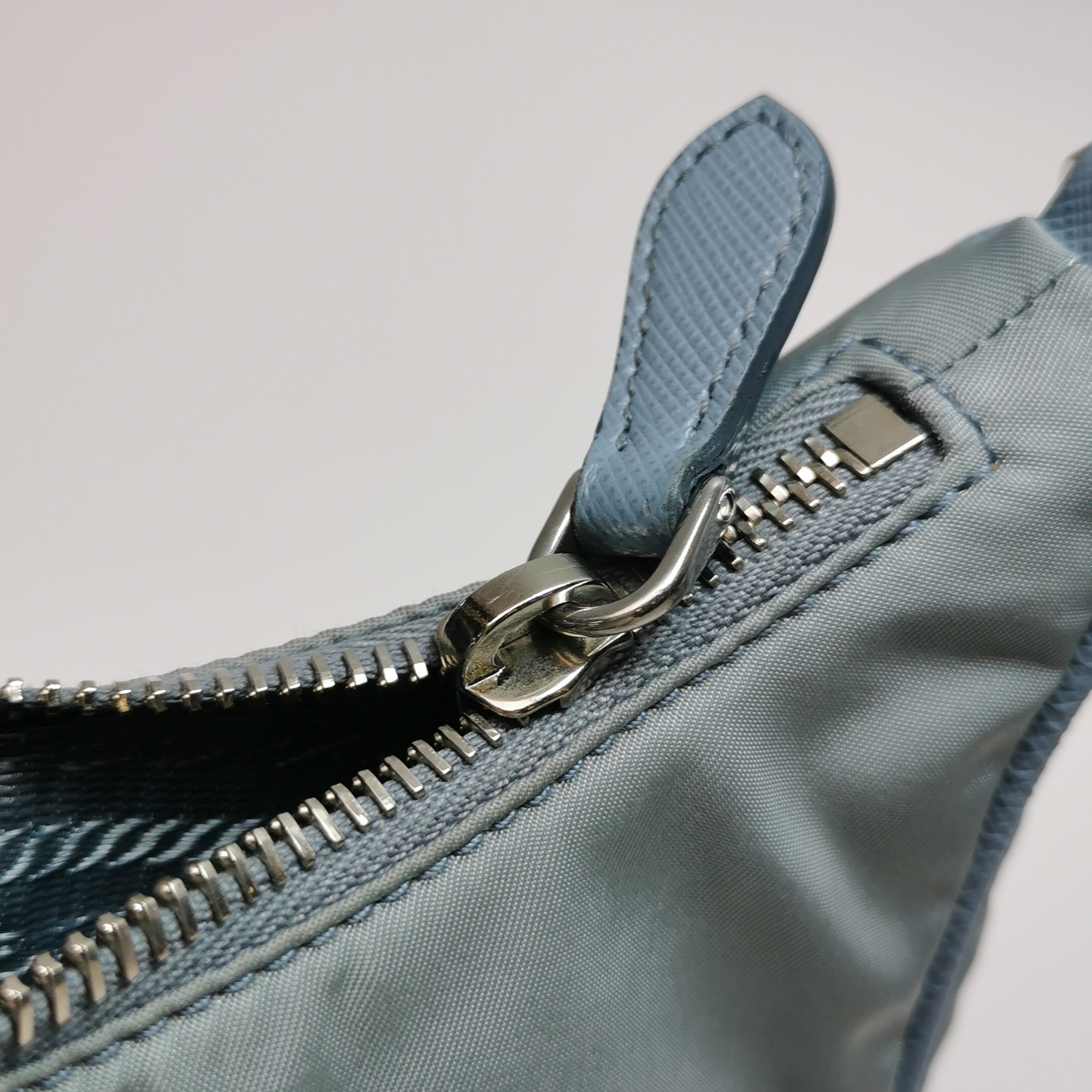 Prada Re-Edition 2005 Shoulder Bag Saffiano Leather — photo 14 of 18
