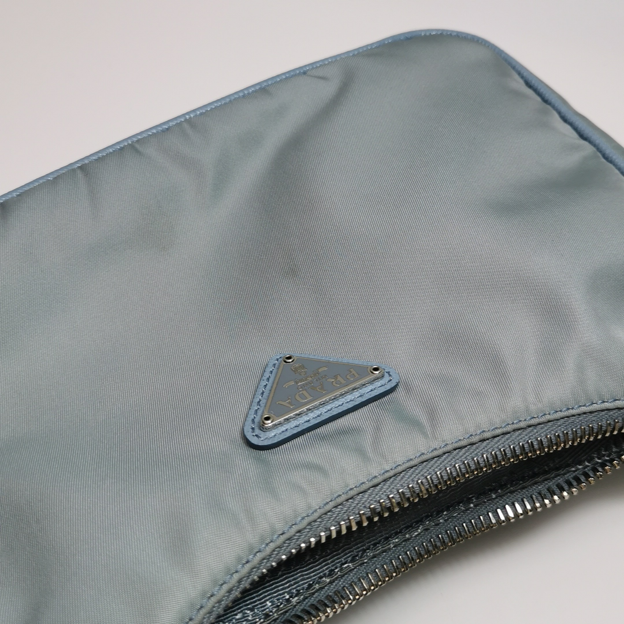 Prada Re-Edition 2005 Shoulder Bag Saffiano Leather — photo 10 of 18
