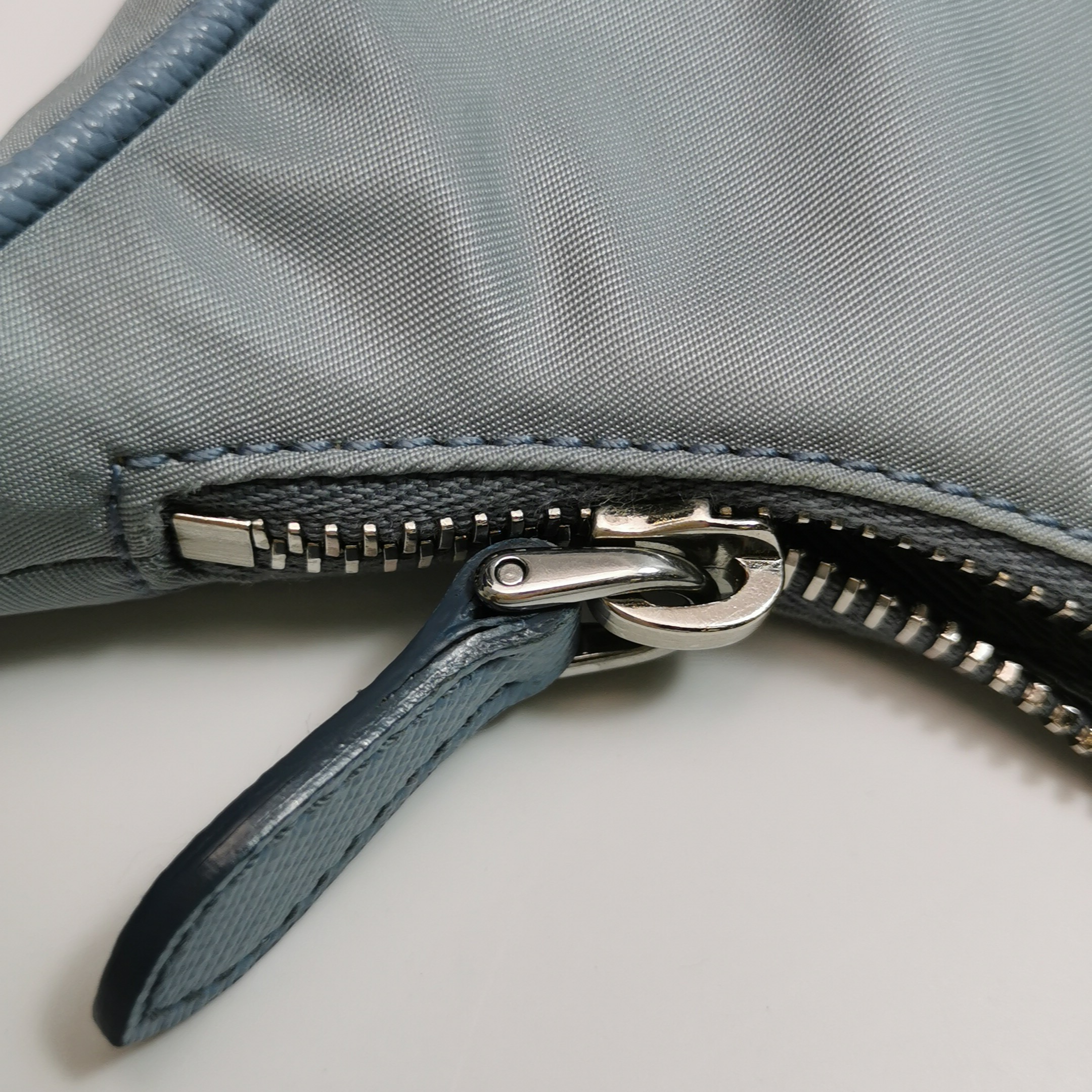 Prada Re-Edition 2005 Shoulder Bag Saffiano Leather — photo 13 of 18