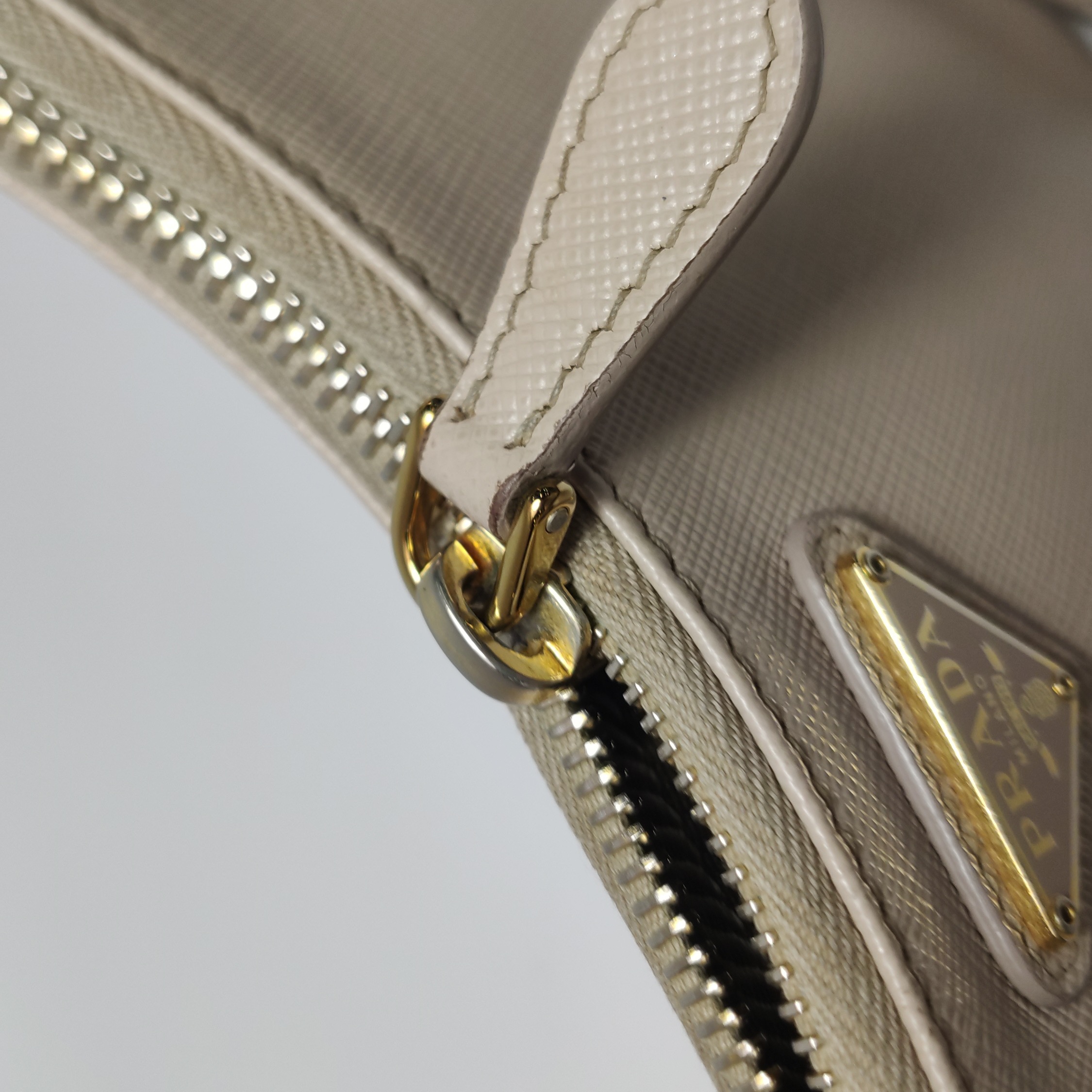 Prada Re-Edition 2005 Shoulder Bag Saffiano Leather — photo 15 of 20