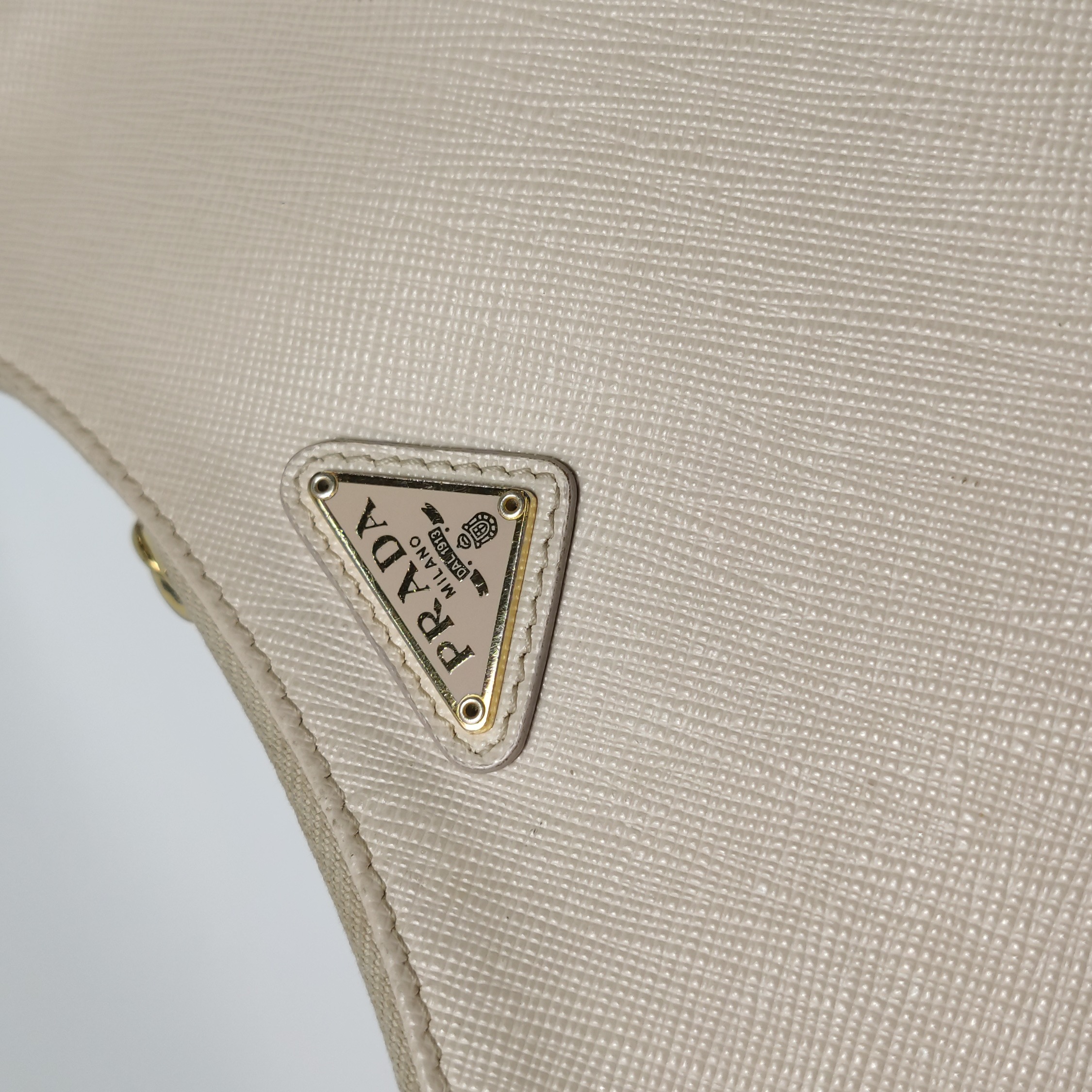 Prada Re-Edition 2005 Shoulder Bag Saffiano Leather — photo 9 of 20