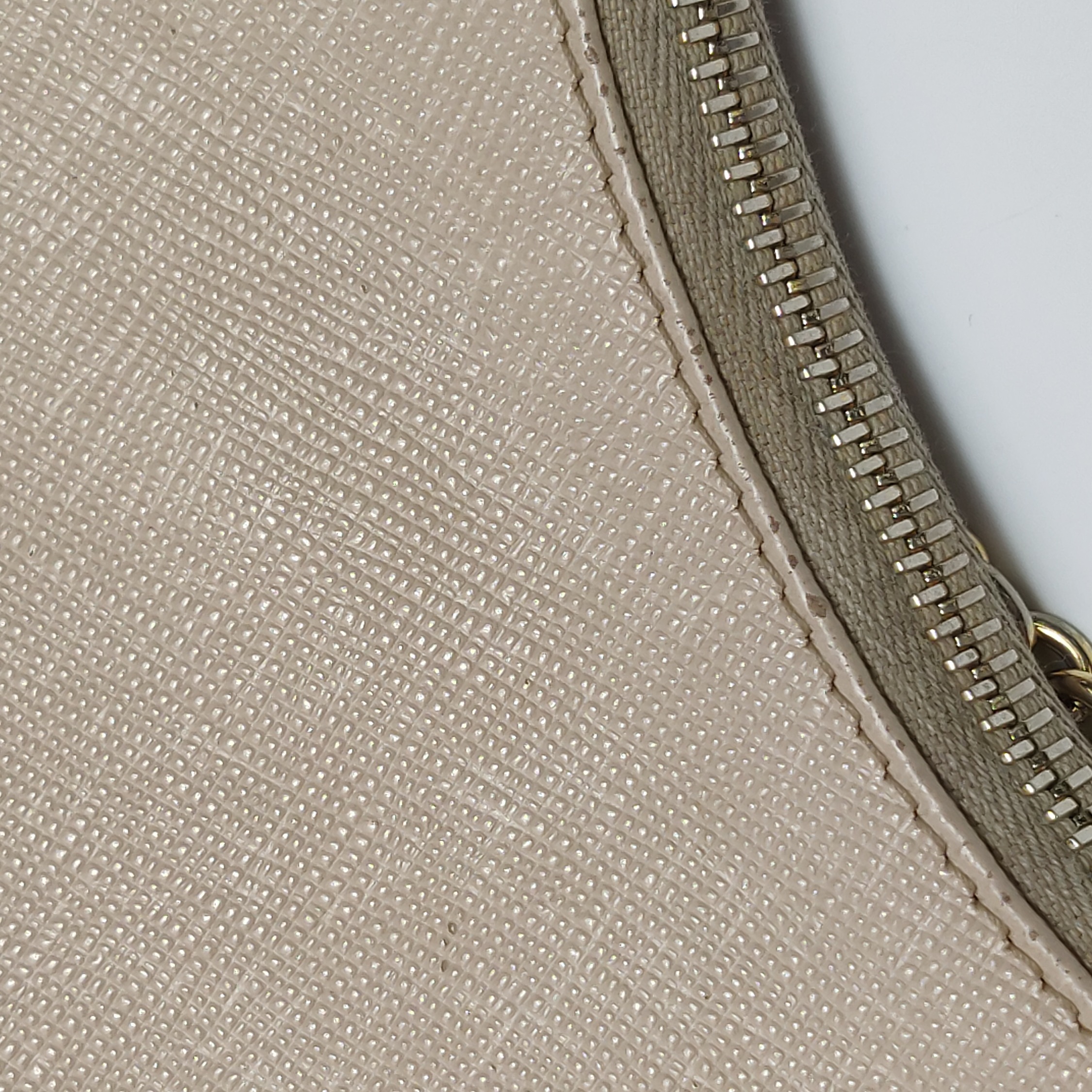 Prada Re-Edition 2005 Shoulder Bag Saffiano Leather — photo 11 of 20